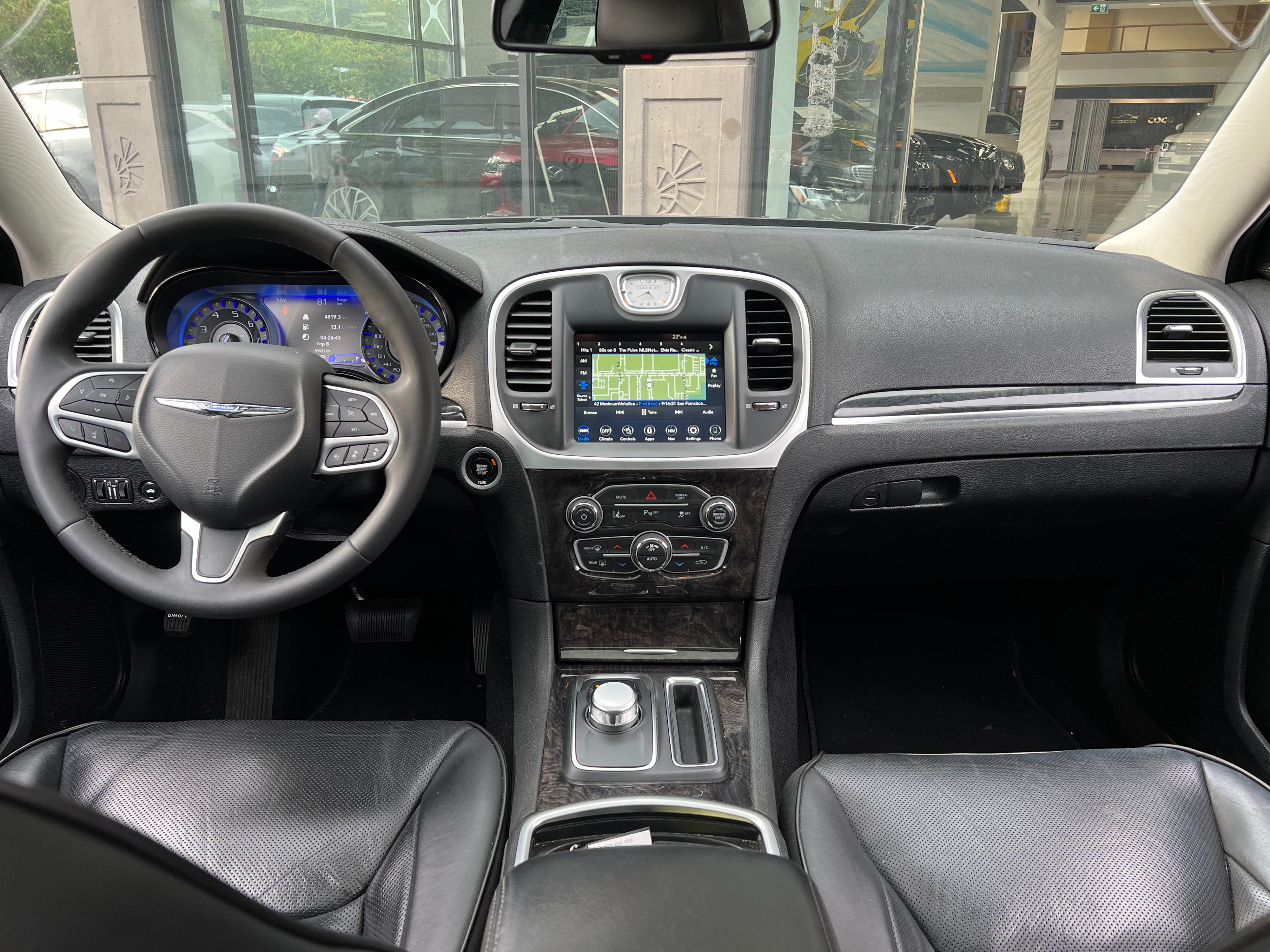 2023 Chrysler 300 touring rwd | no accident | bc local - Image 13