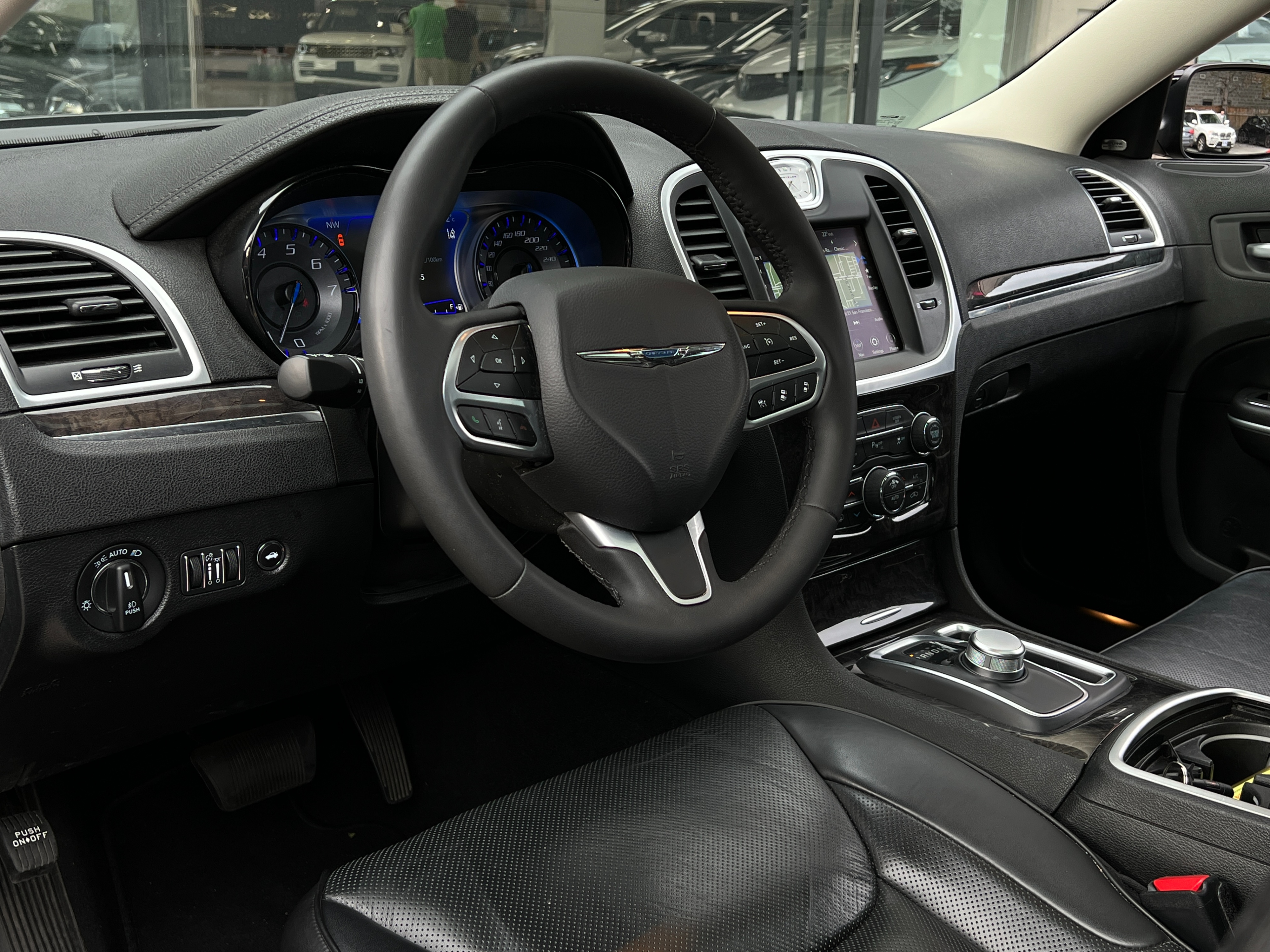 2023 Chrysler 300 touring rwd | no accident | bc local - Image 8