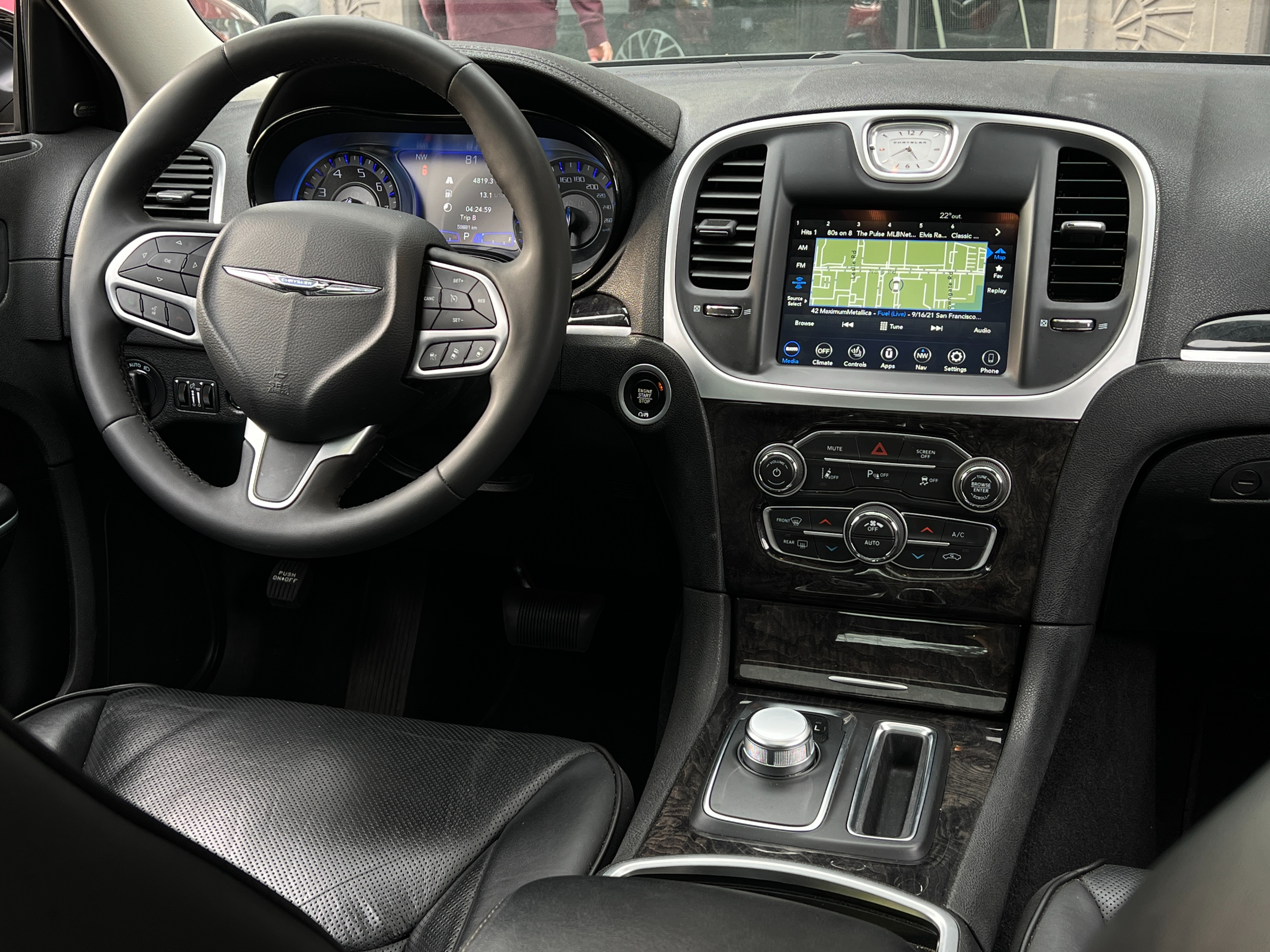 2023 Chrysler 300 touring rwd | no accident | bc local - Image 15