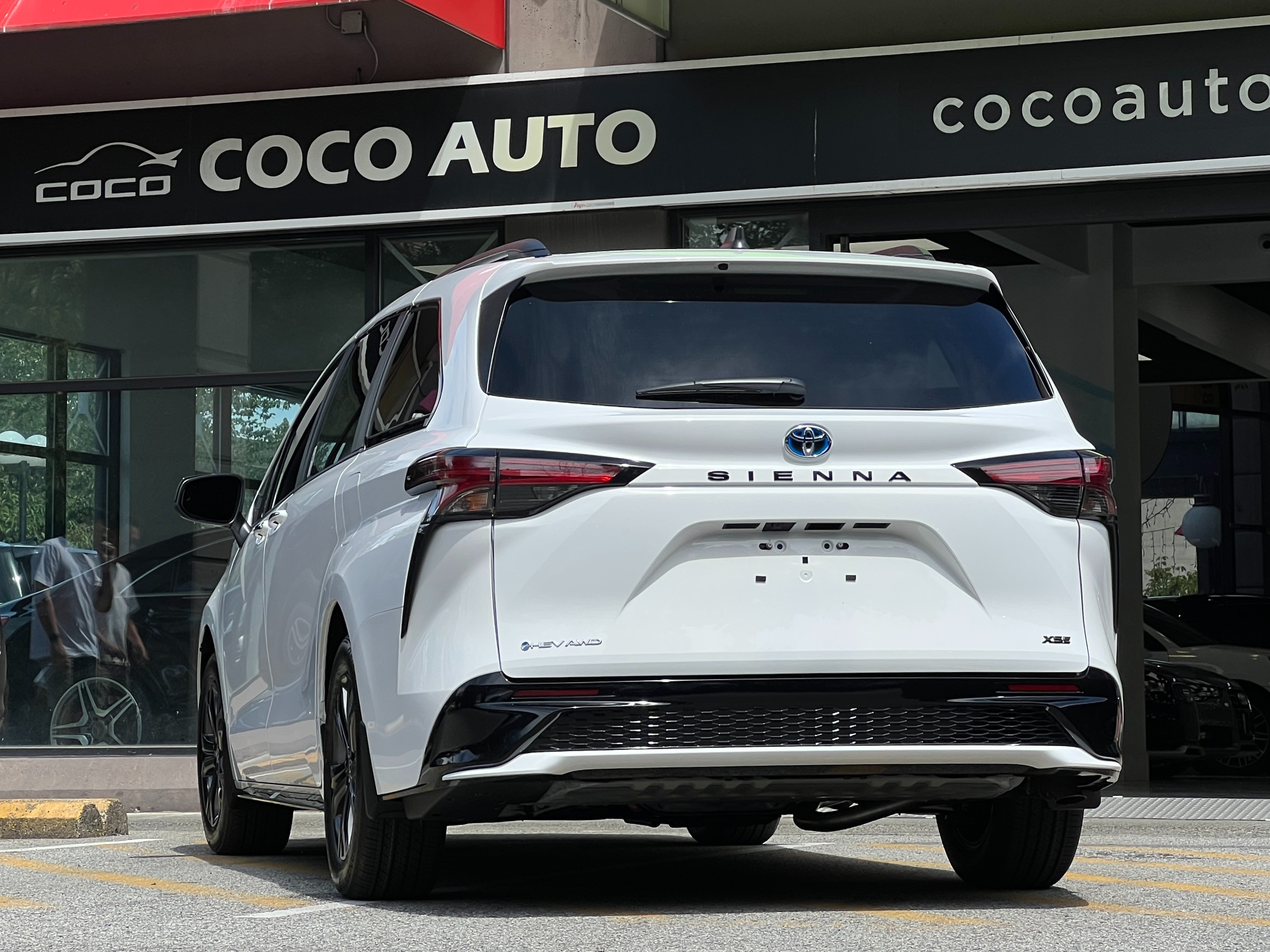 2025 Toyota Sienna XSE hybrid AWD ｜ No accident  - Image 5