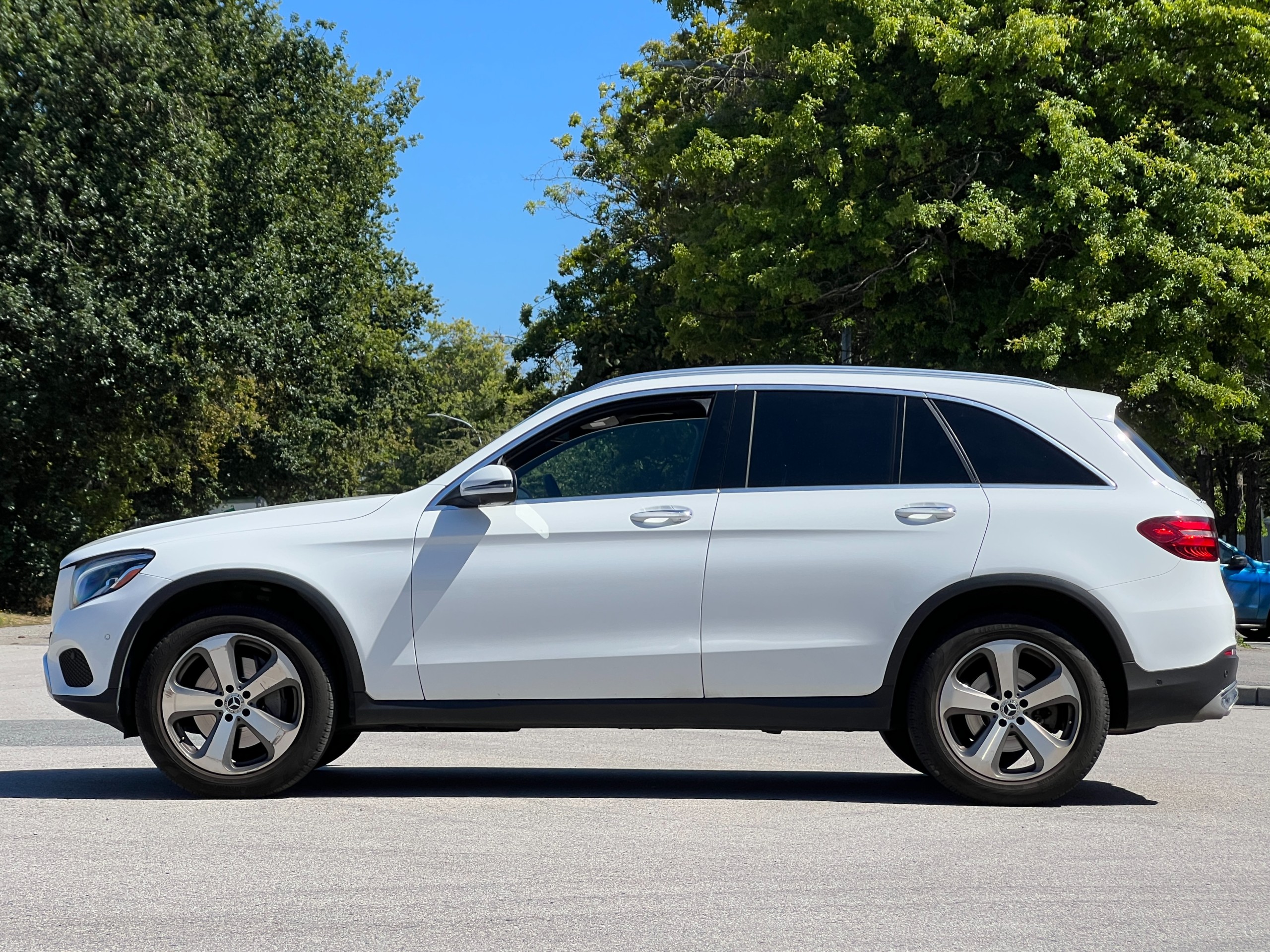 2019 Mercedes-Benz glc300 | No accident | BC Local - Image 4