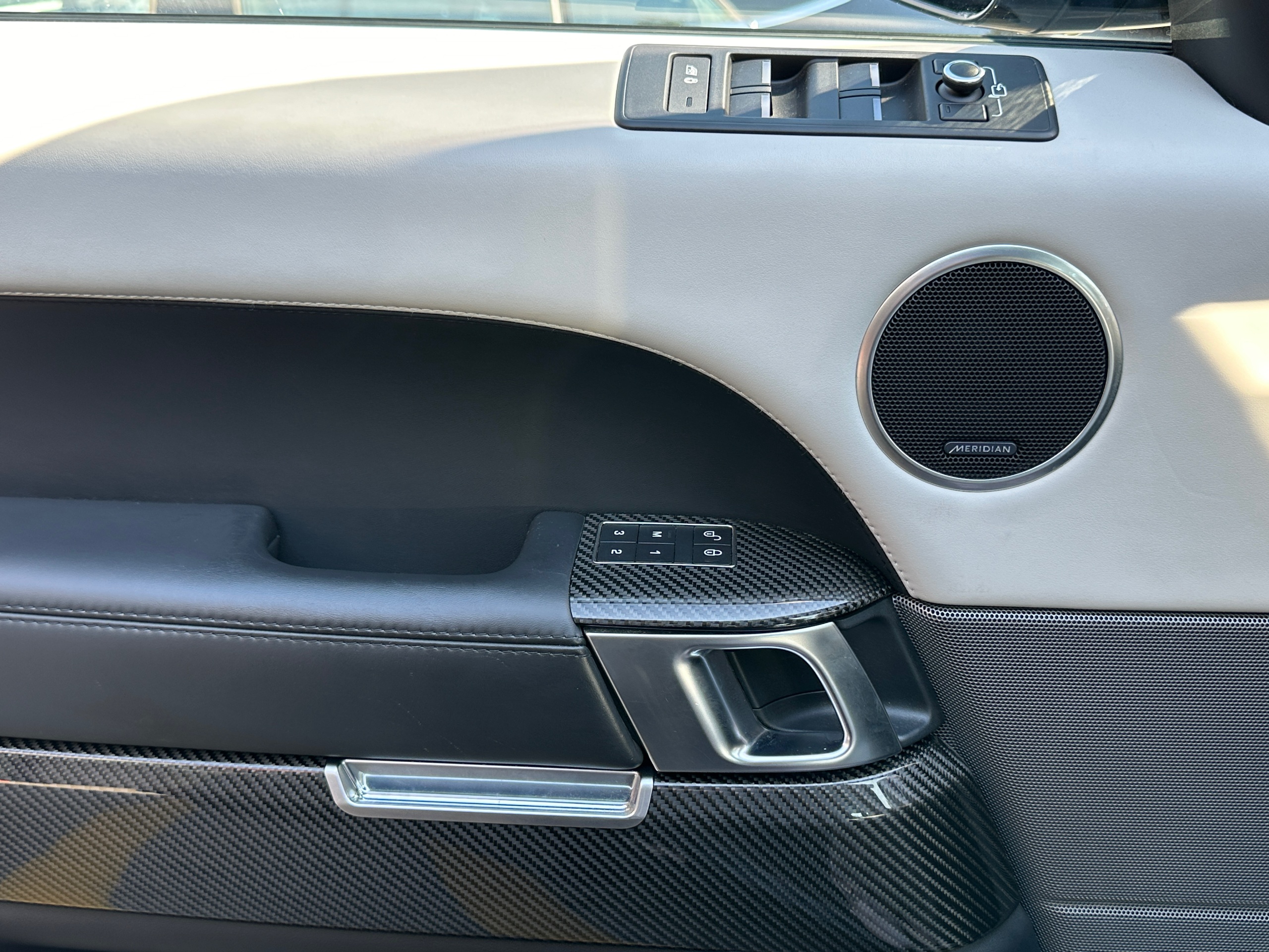 2017 Land Rover Range Rover - Image 14