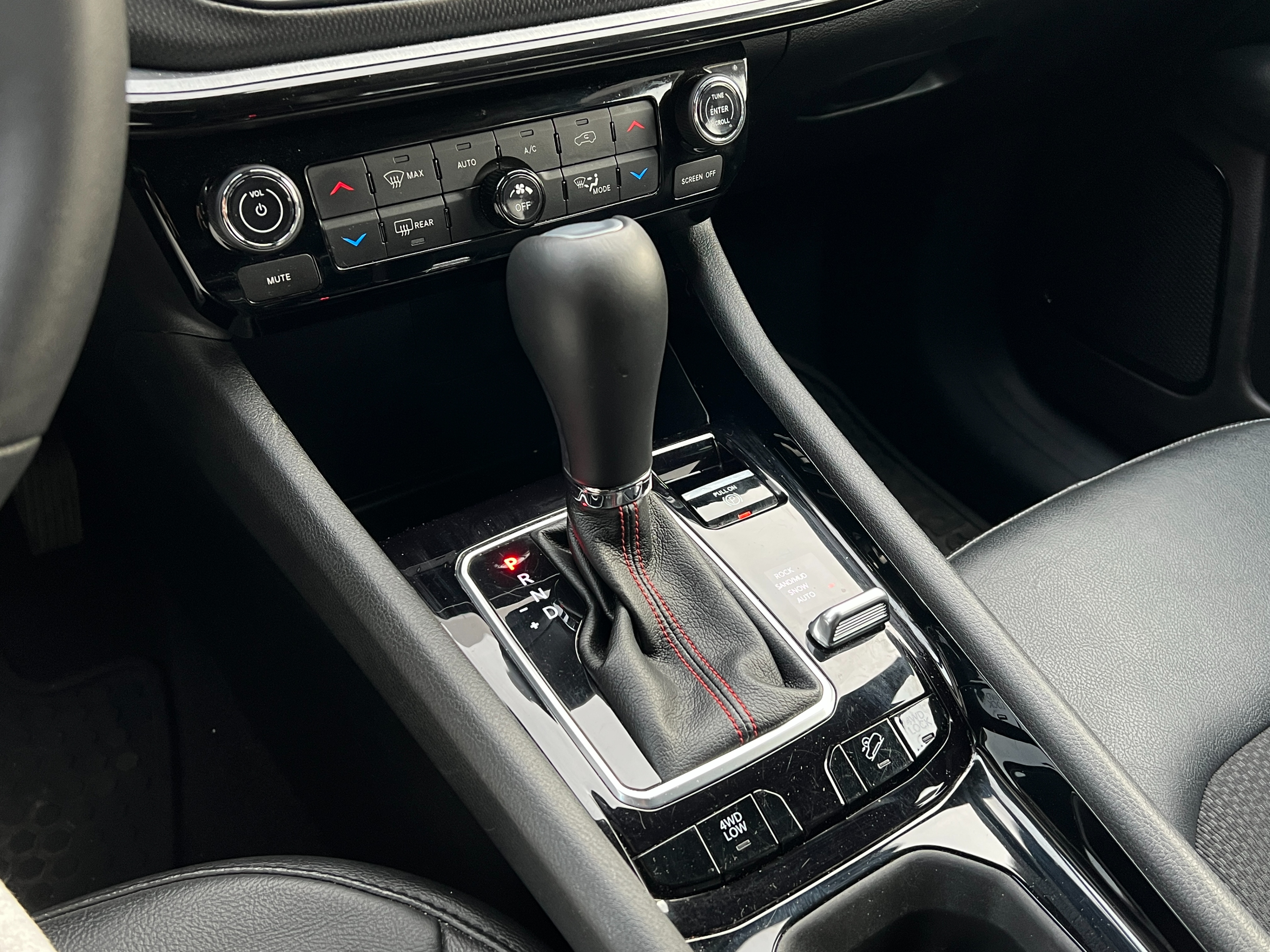 2024 Jeep Compass - Image 10