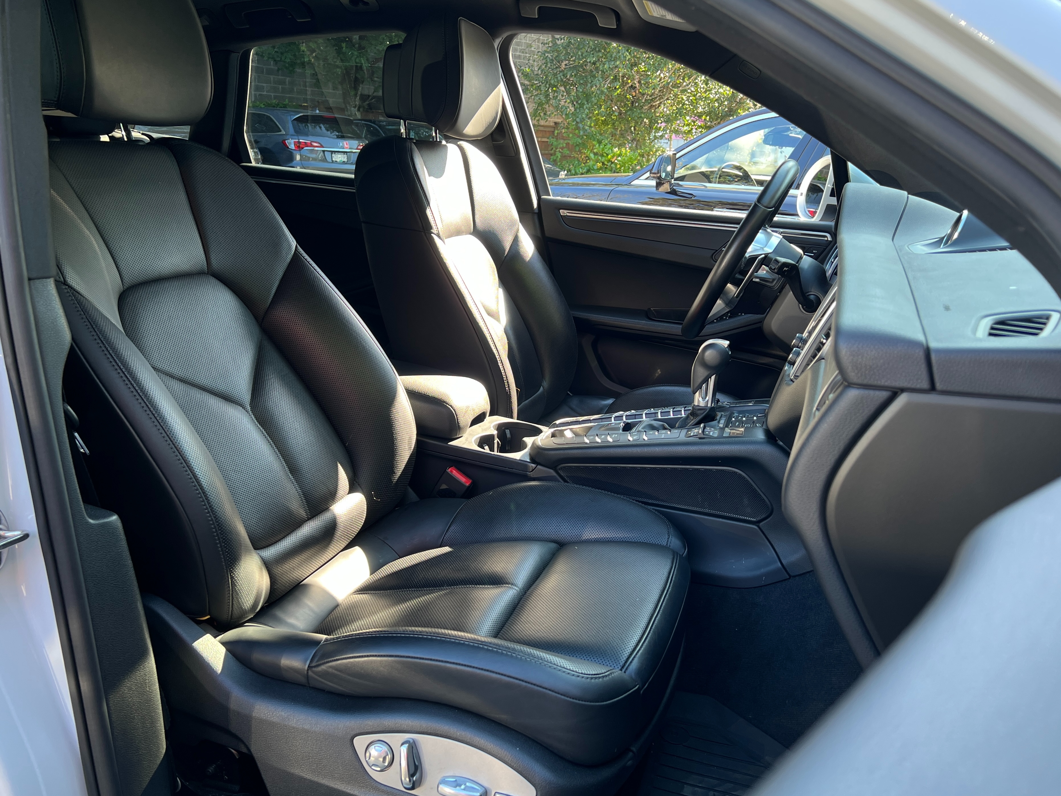 2017 Porsche Macan - Image 11