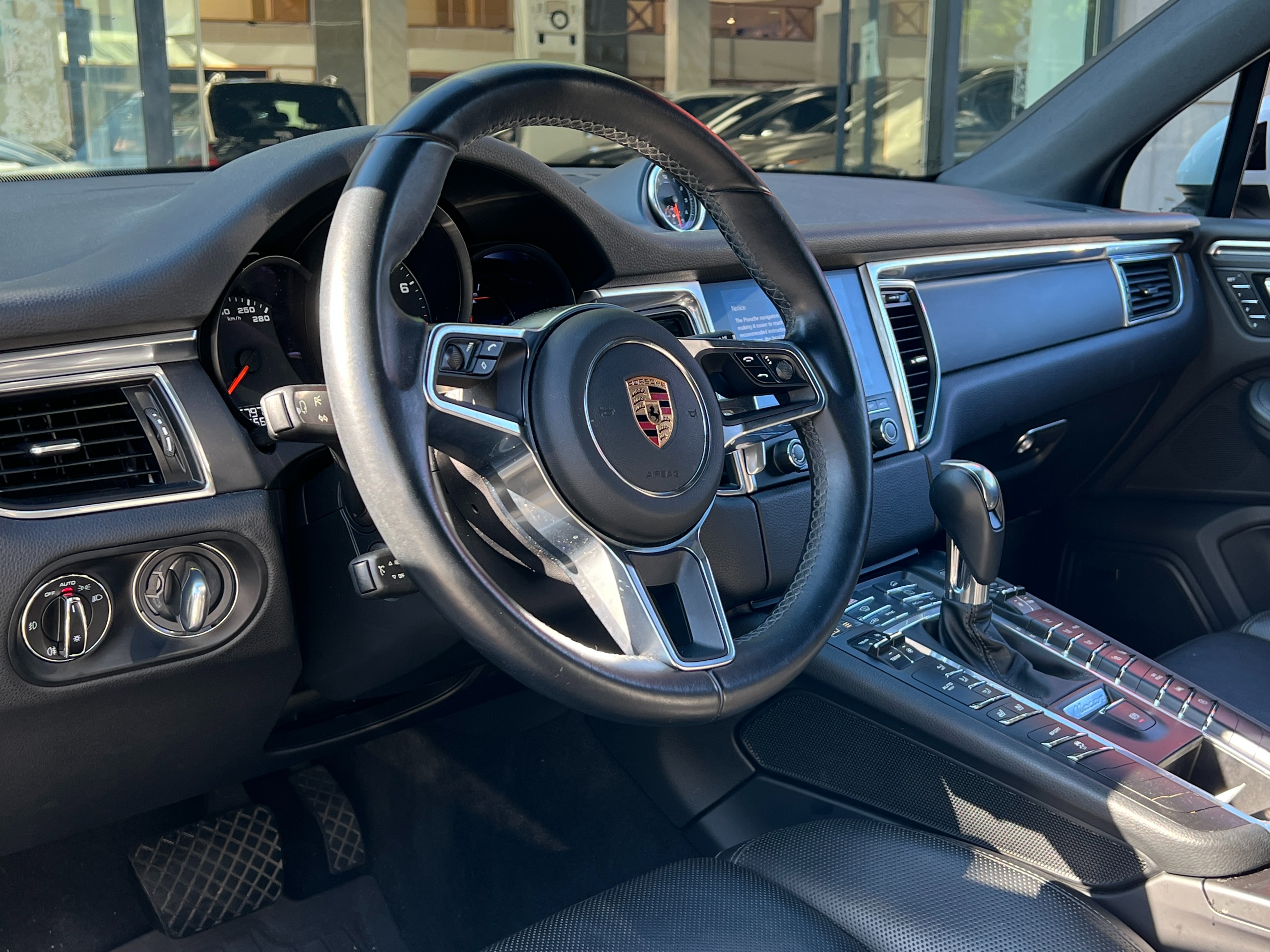 2017 Porsche Macan - Image 8