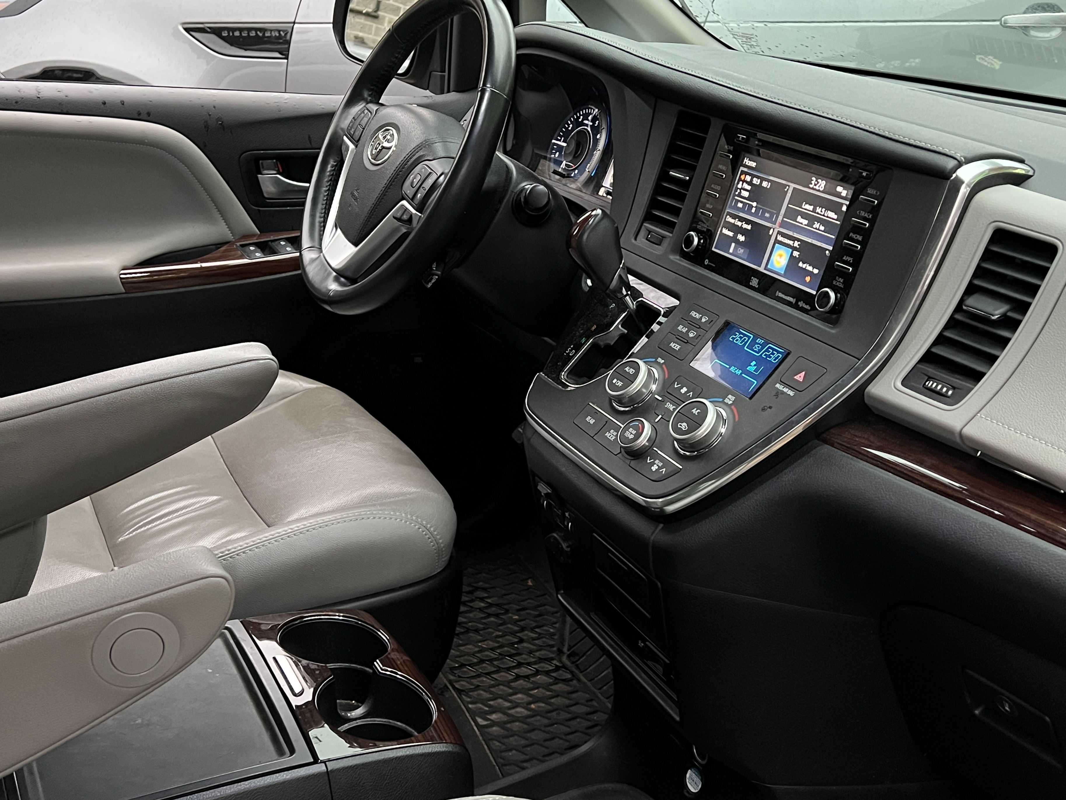 2018 Toyota Sienna Limited | No accident - Image 11