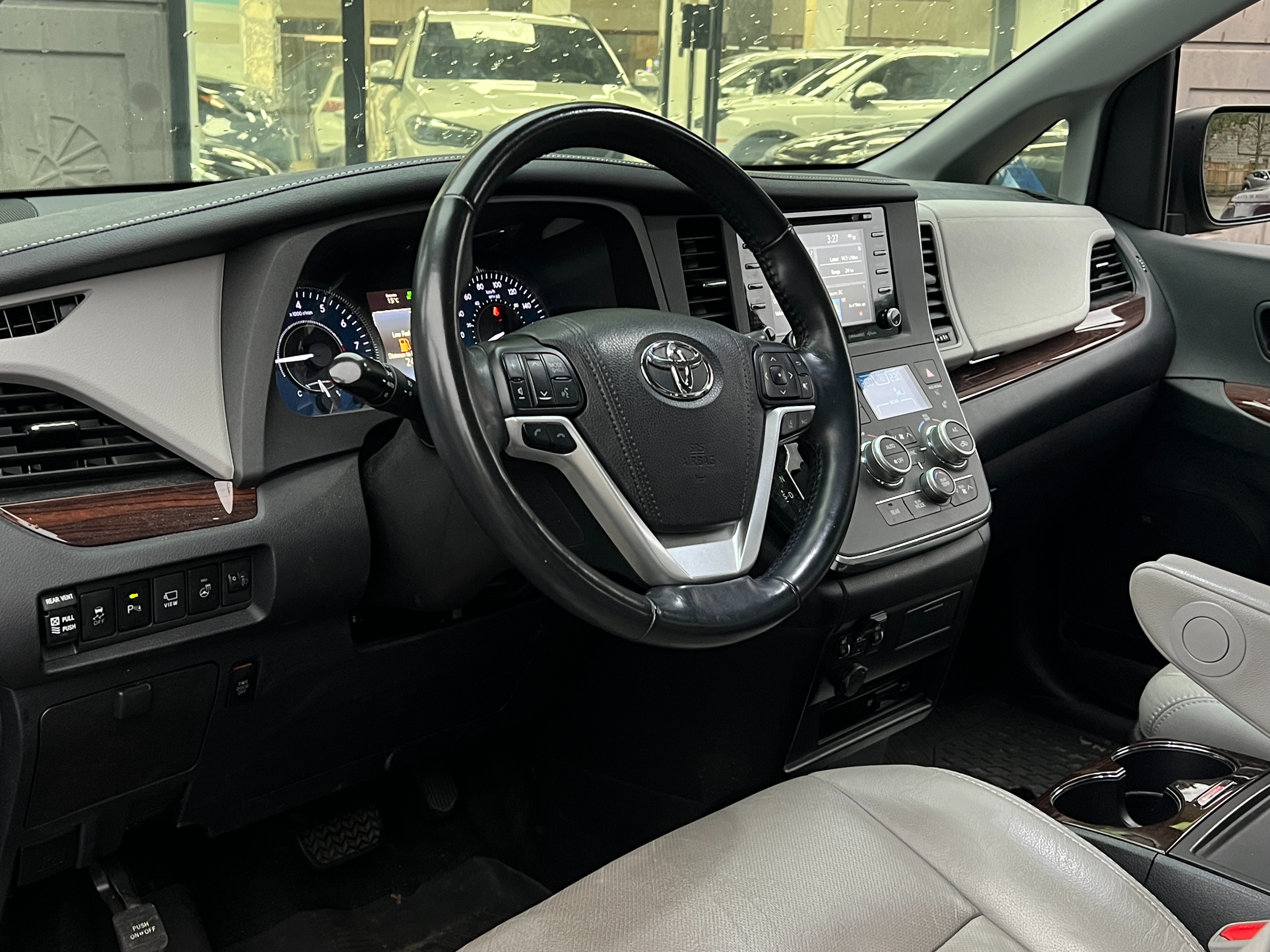 2018 Toyota Sienna Limited | No accident - Image 8