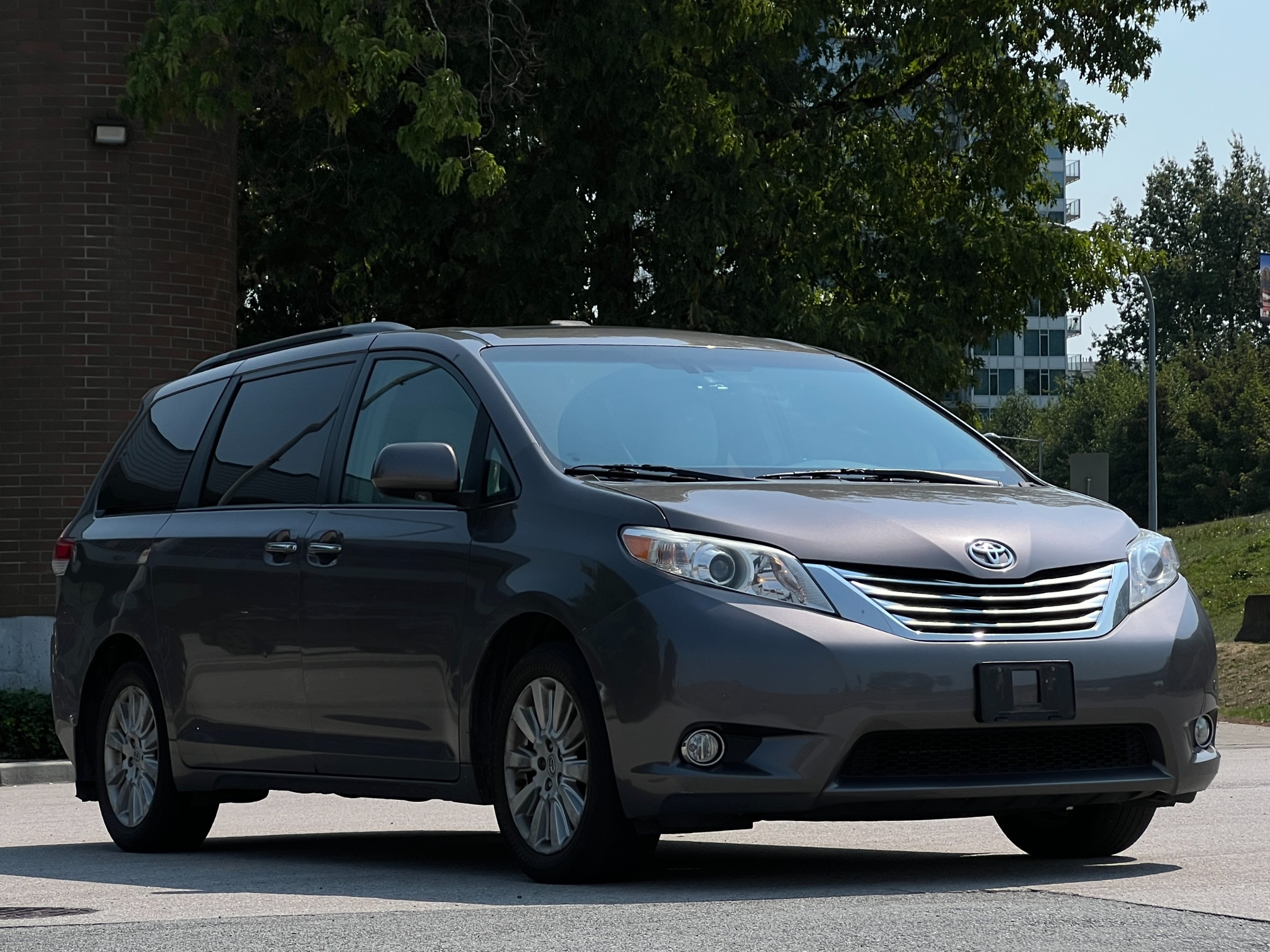 2011 Toyota Sienna limited AWD | BC Local - Image 1
