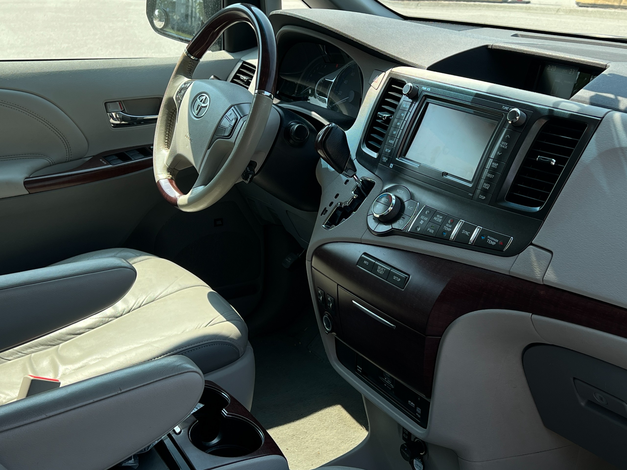 2011 Toyota Sienna limited AWD | BC Local - Image 8