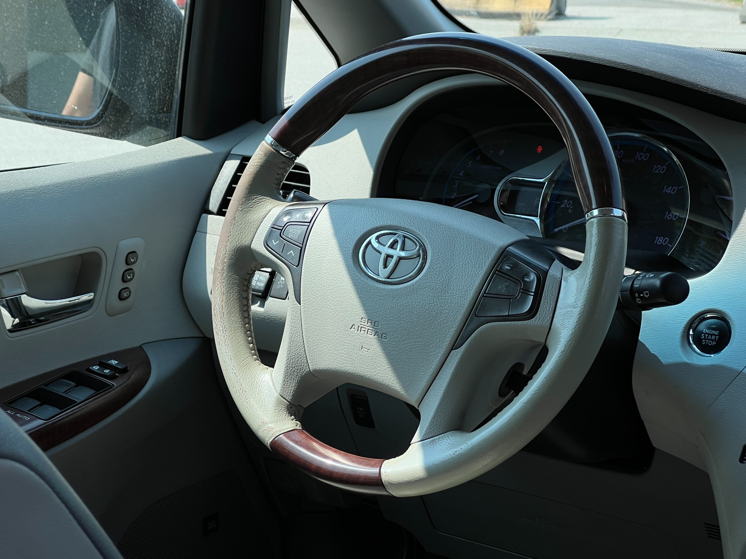 2011 Toyota Sienna limited AWD | BC Local - Image 12