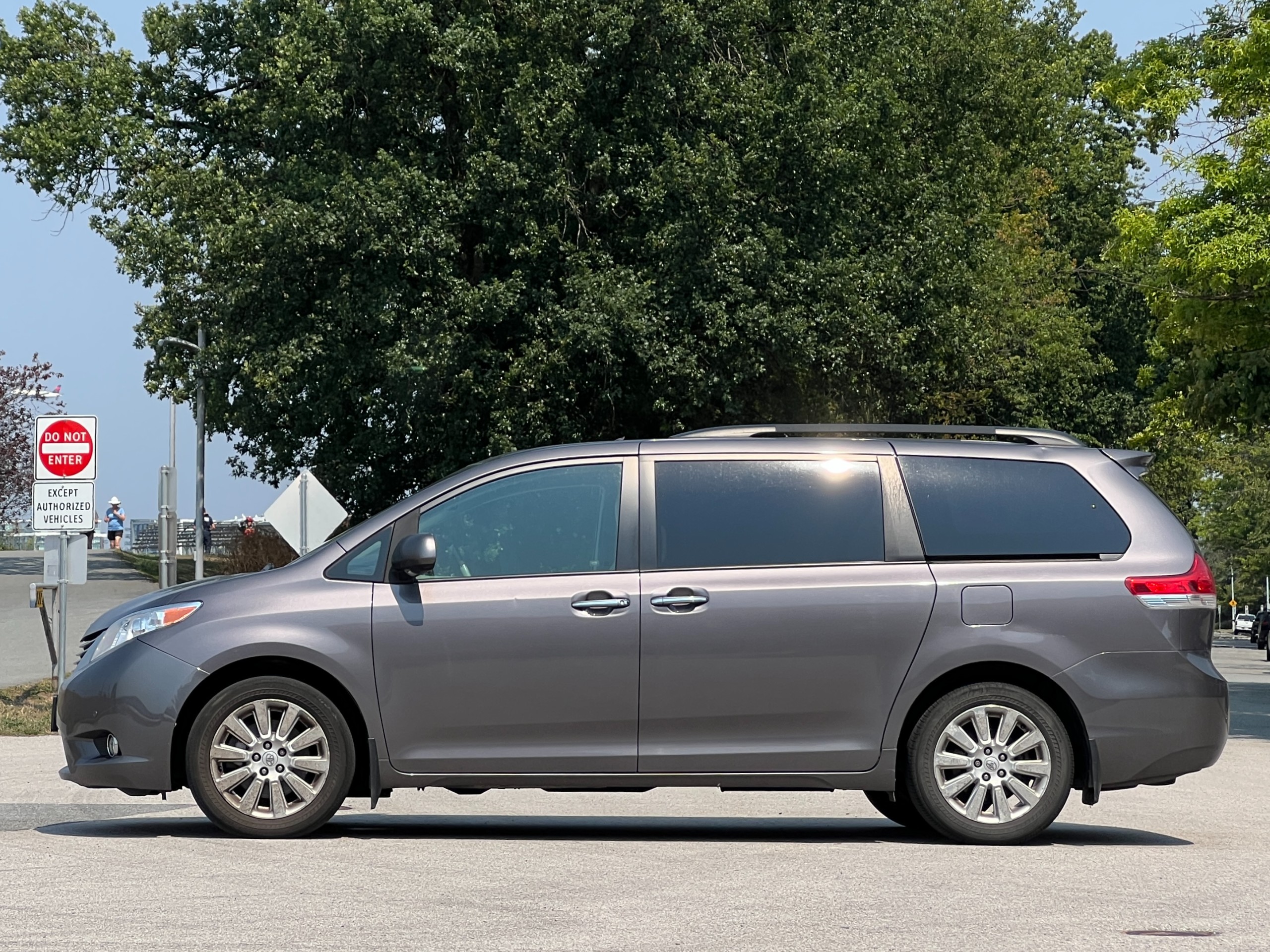 2011 Toyota Sienna limited AWD | BC Local - Image 4
