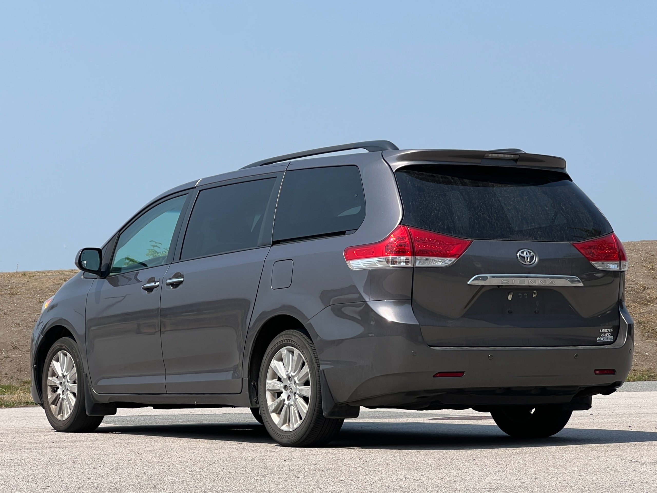 2011 Toyota Sienna limited AWD | BC Local - Image 6
