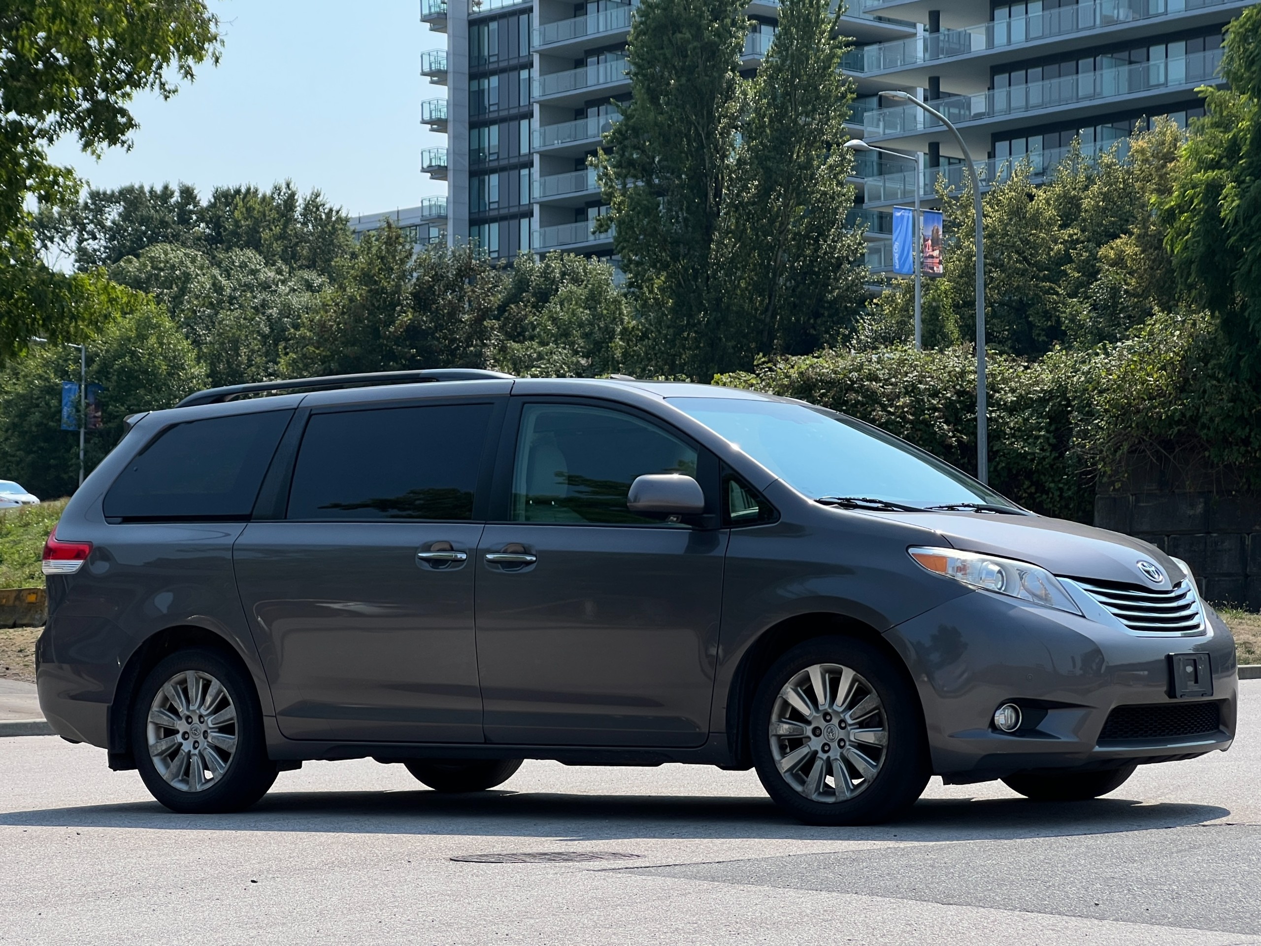 2011 Toyota Sienna limited AWD | BC Local - Image 2