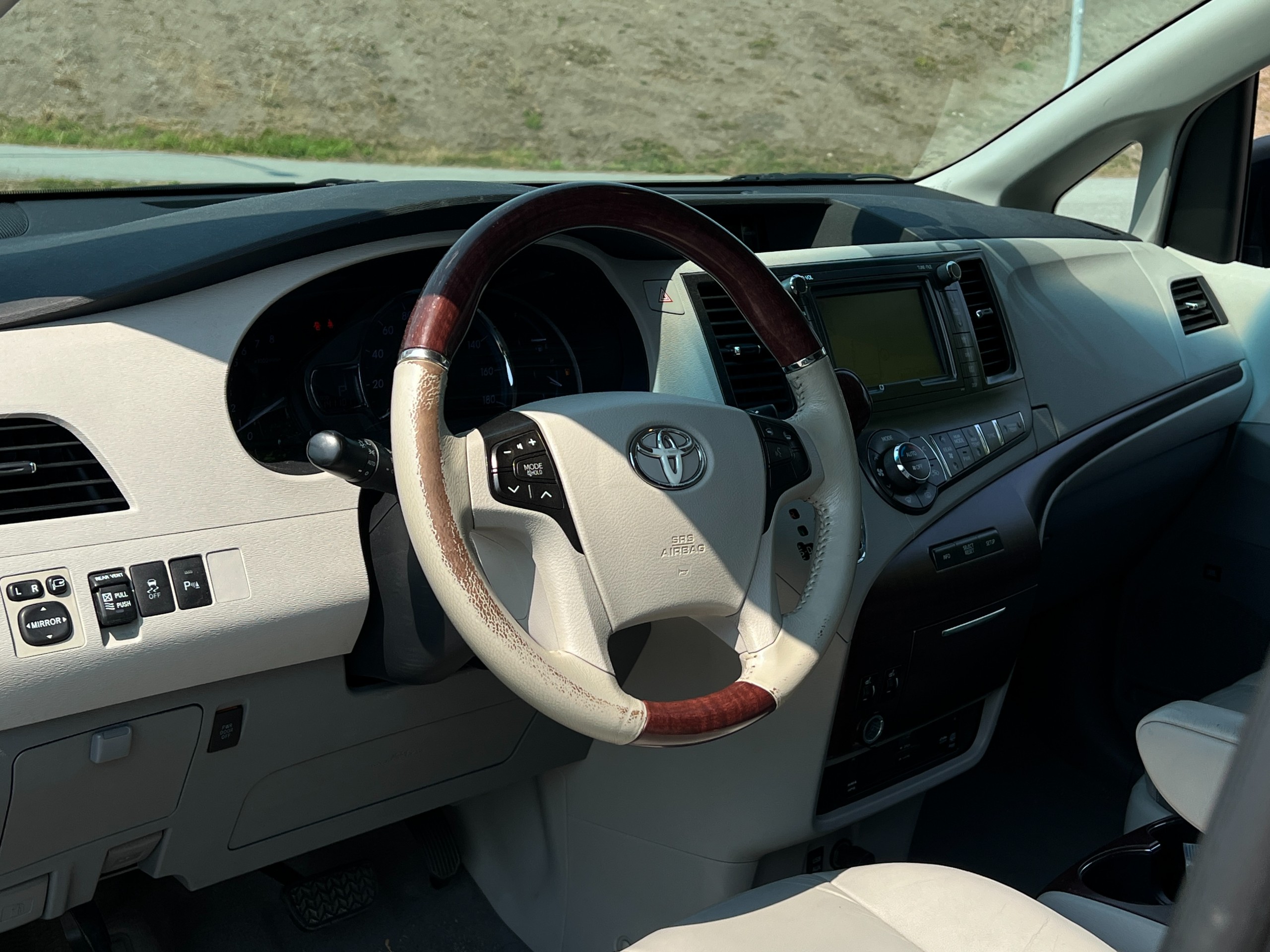 2011 Toyota Sienna limited AWD | BC Local - Image 9