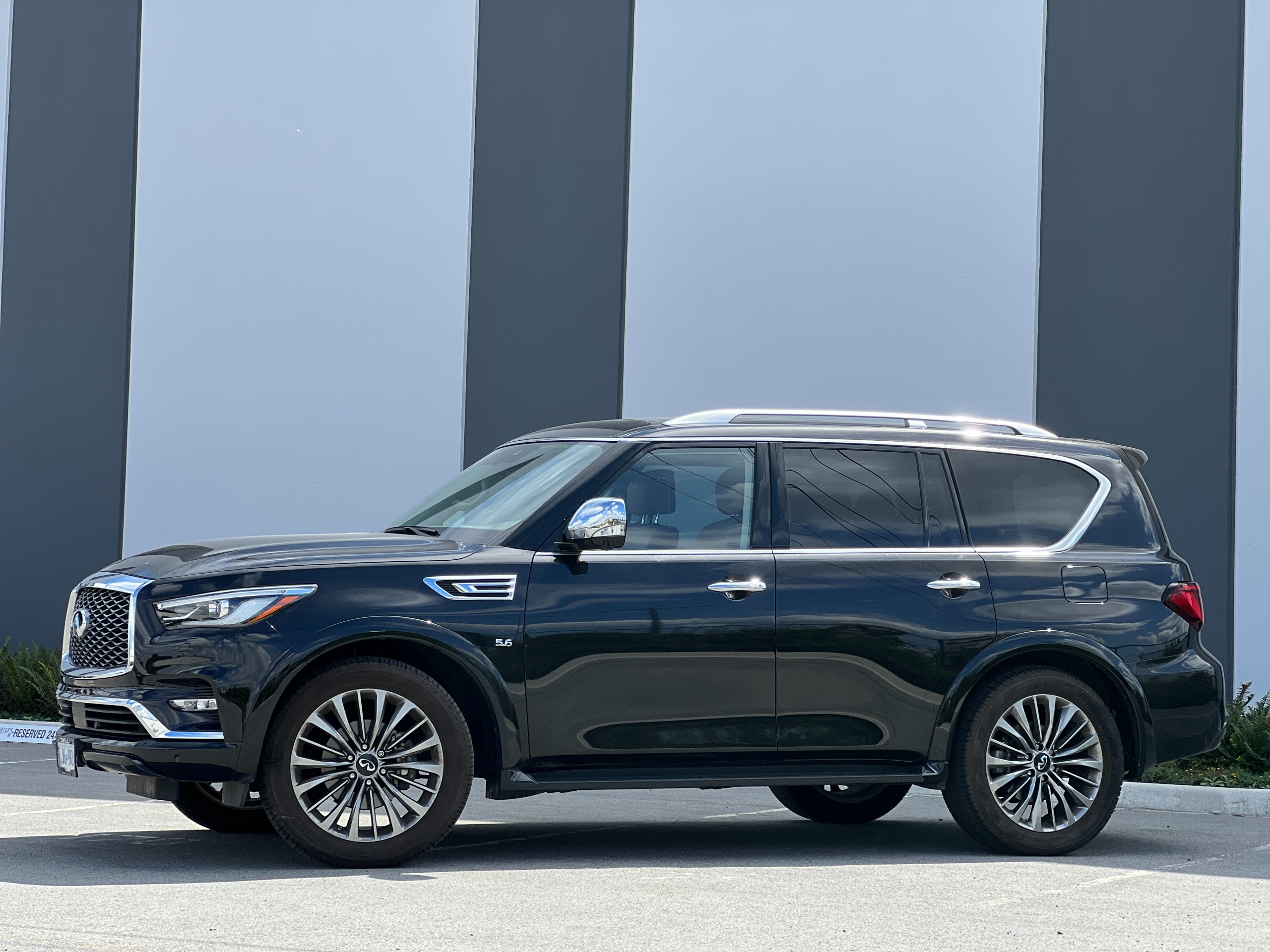 2019 Infiniti QX80 LUXE - Image 2