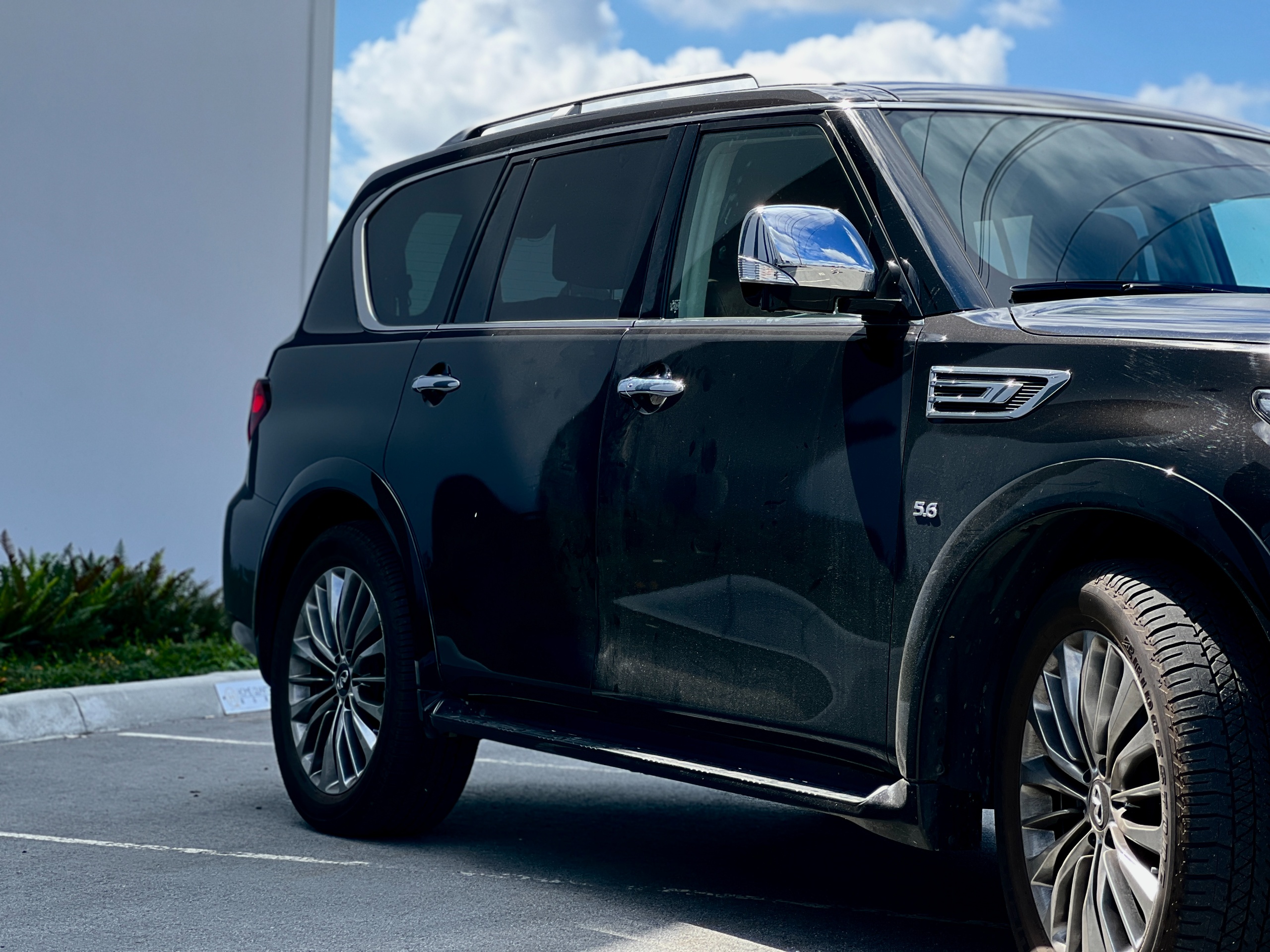 2019 Infiniti QX80 LUXE - Image 4
