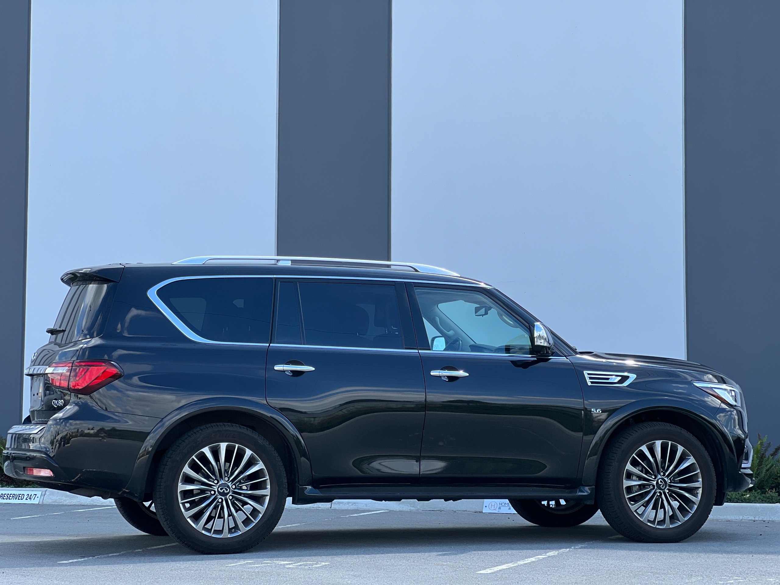 2019 Infiniti QX80 LUXE - Image 5