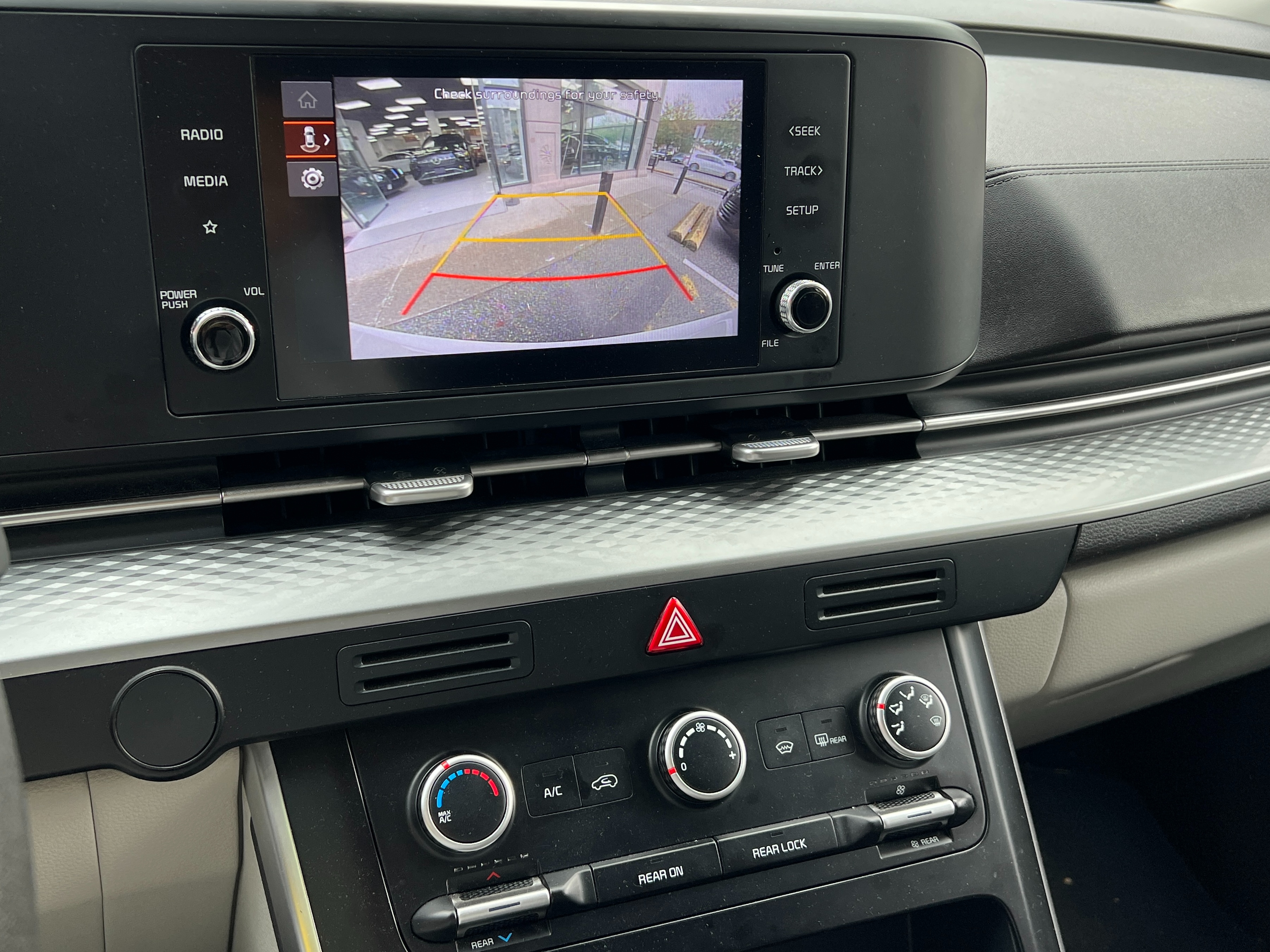 2023 Kia carnival lx 8 seaters | no accident - Image 9