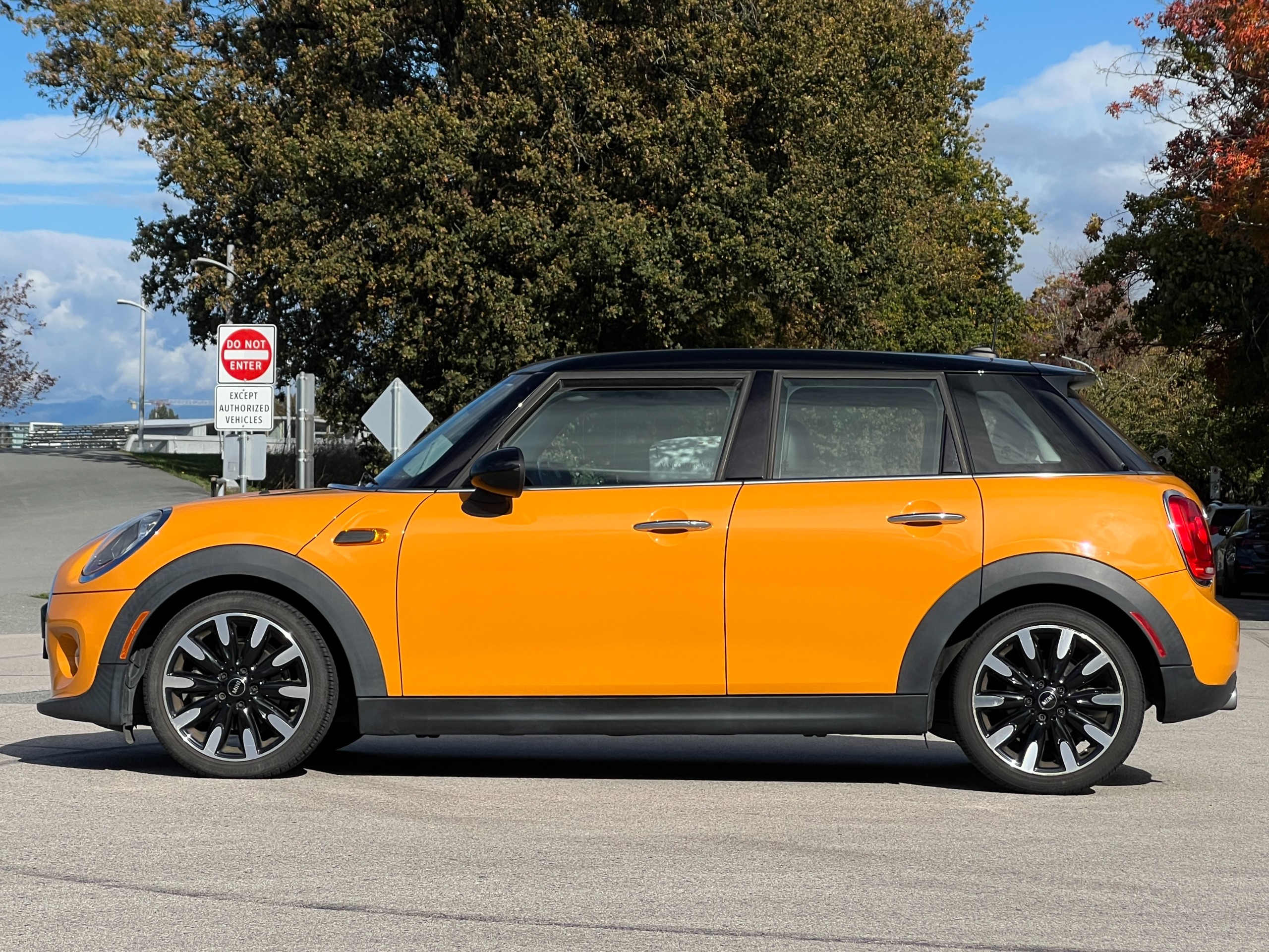 2016 Mini Cooper 5 door | manual | BC Local - Image 4