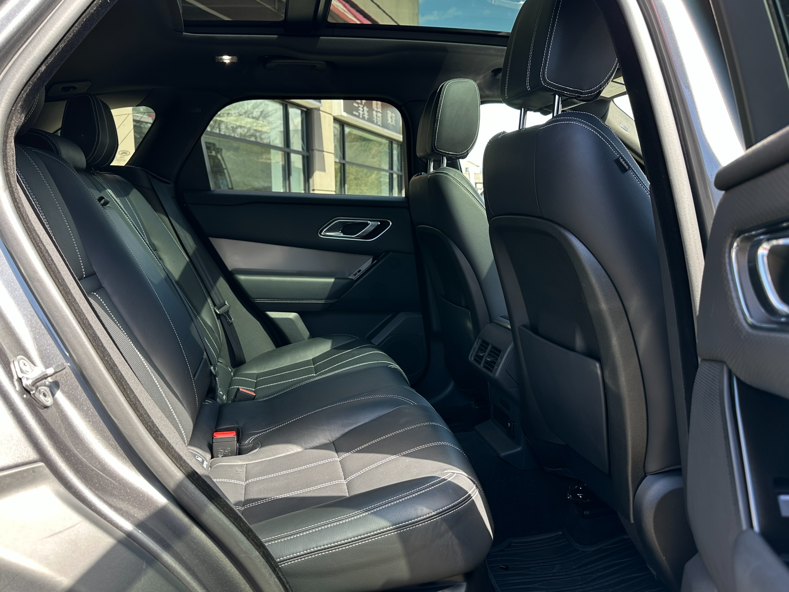 2018 Land Rover Range Rover - Image 16