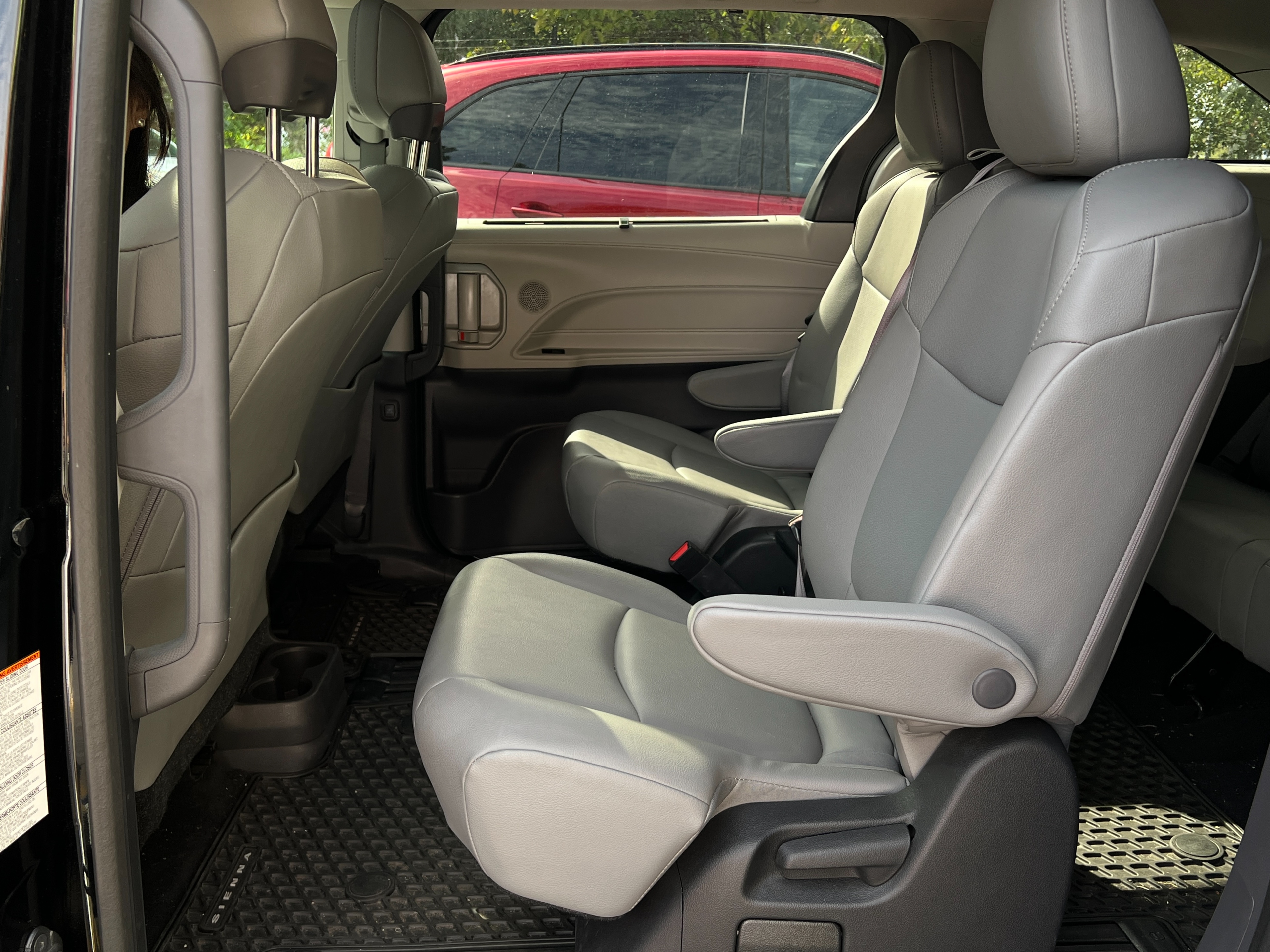 2022 Toyota sienna xle hybrid | no accident | one owner | bc local - Image 15