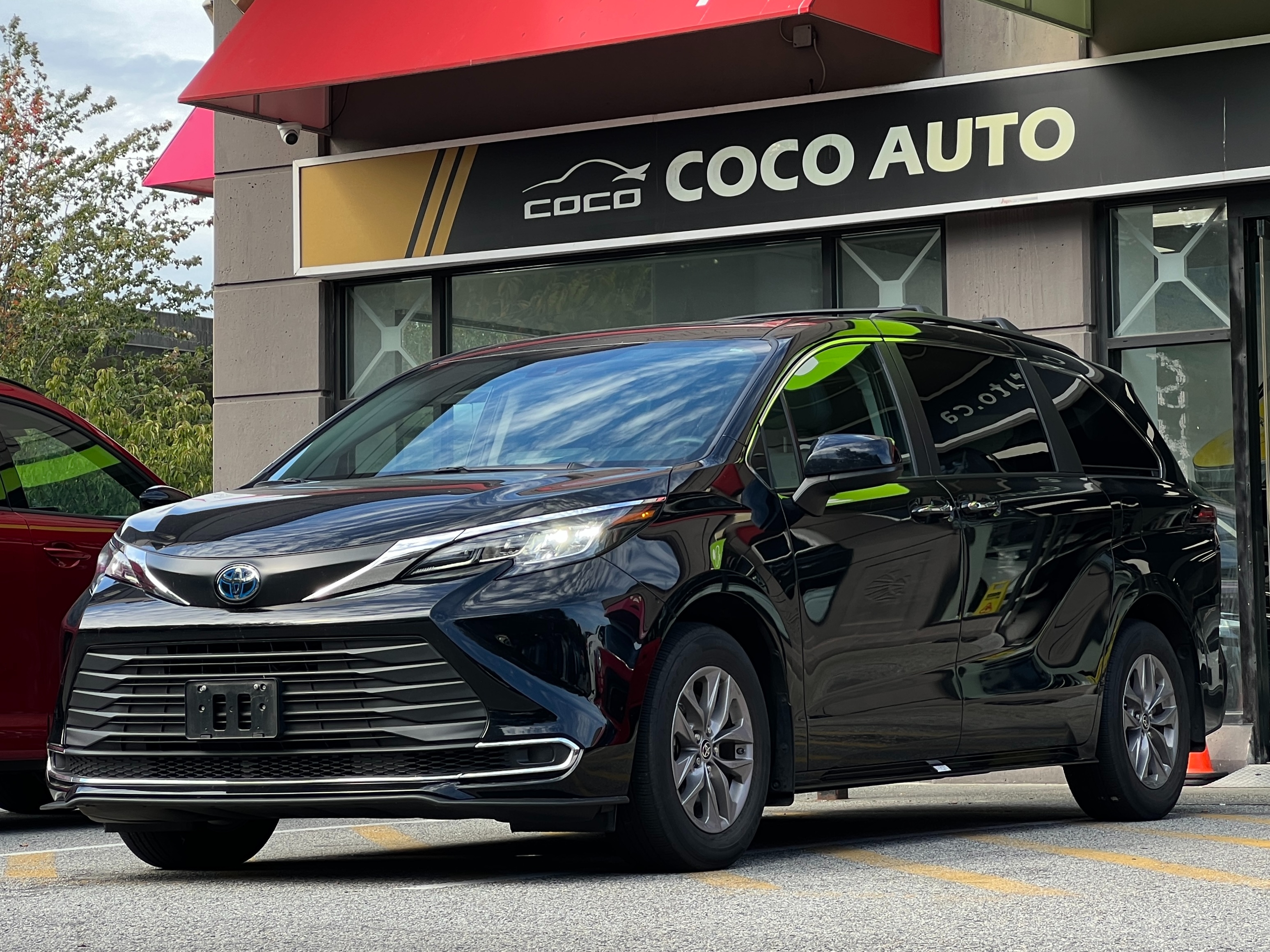 2022 Toyota sienna xle hybrid | no accident | one owner | bc local - Image 4