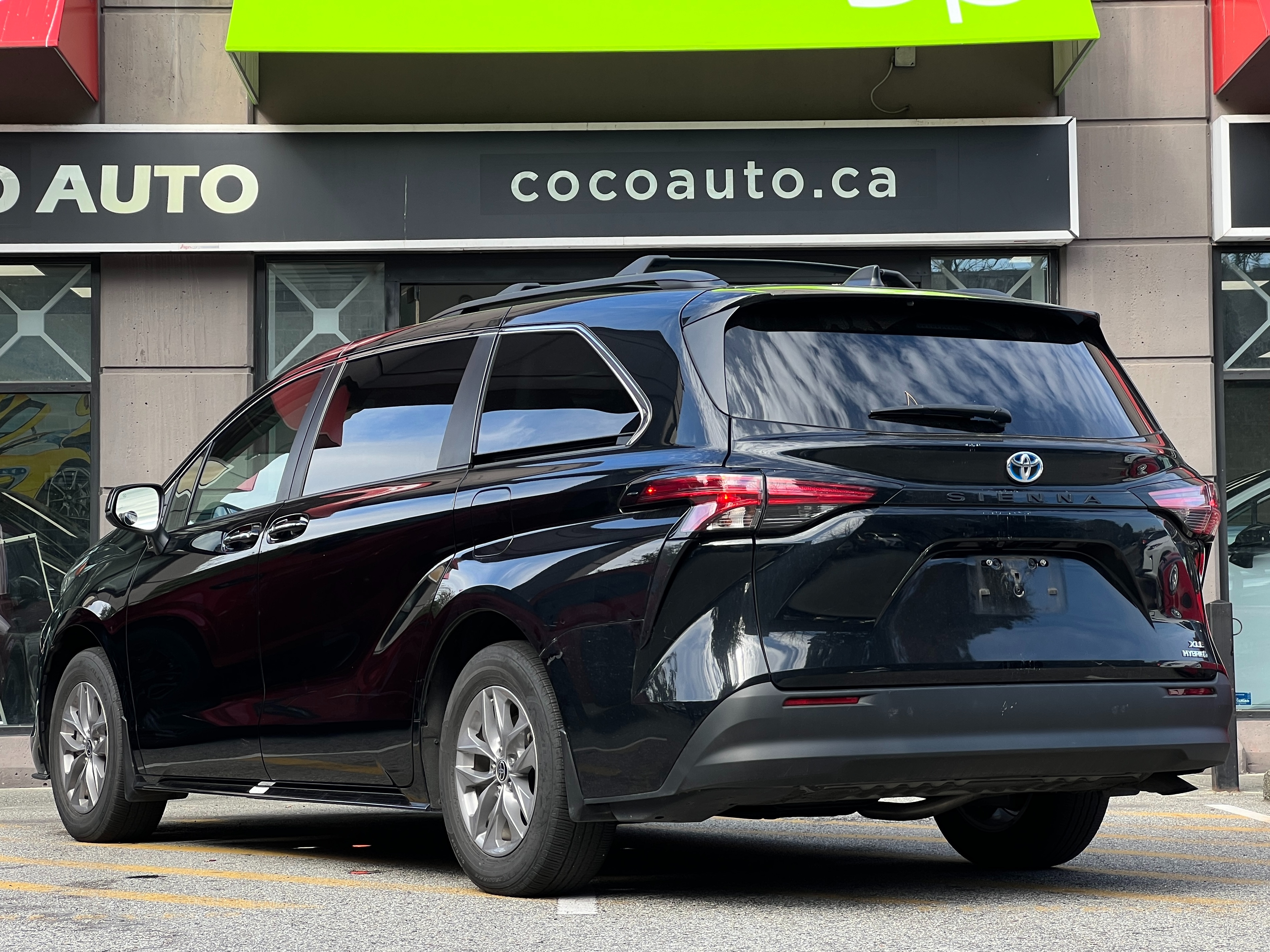 2022 Toyota sienna xle hybrid | no accident | one owner | bc local - Image 6