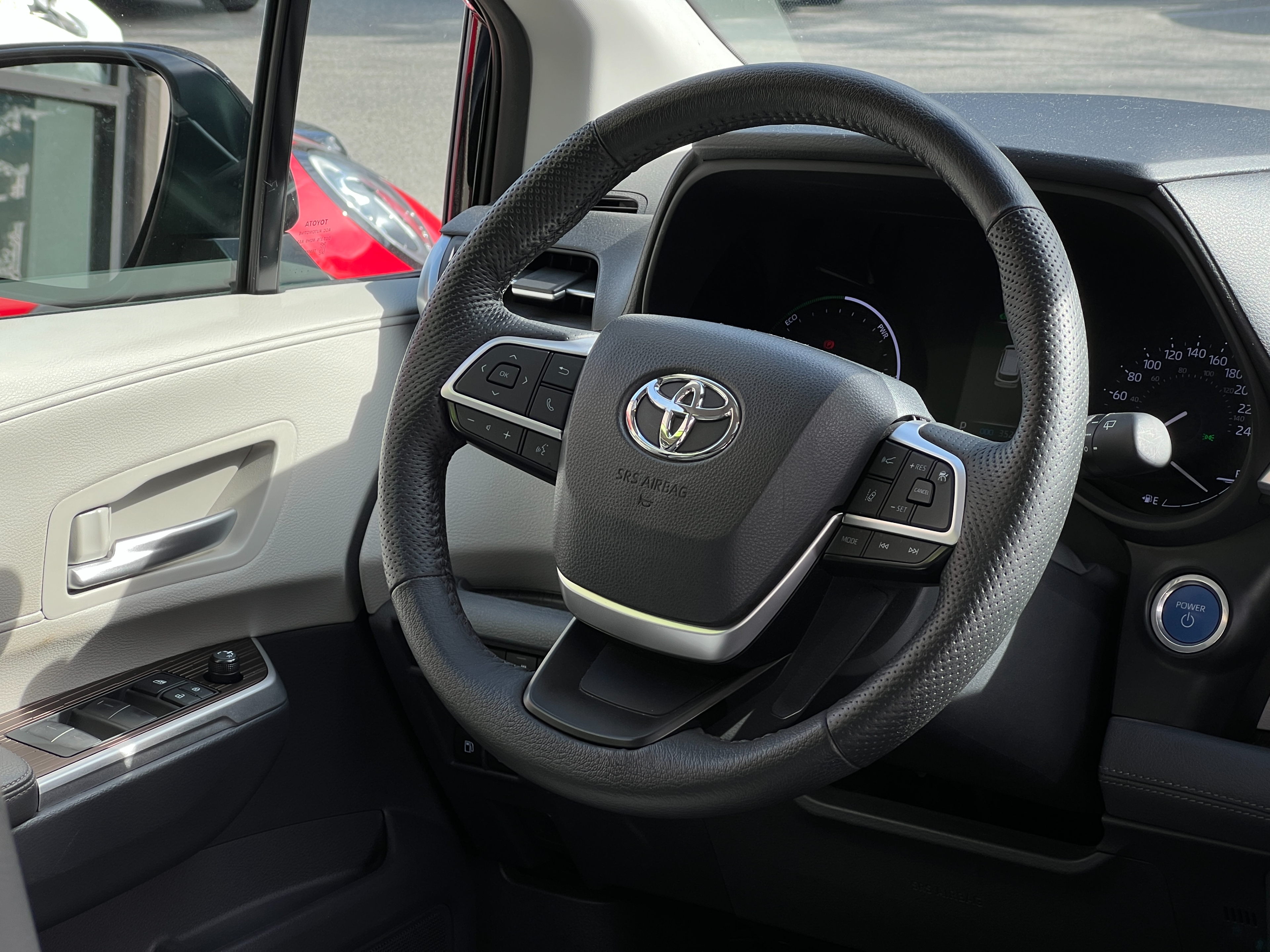 2022 Toyota sienna xle hybrid | no accident | one owner | bc local - Image 9