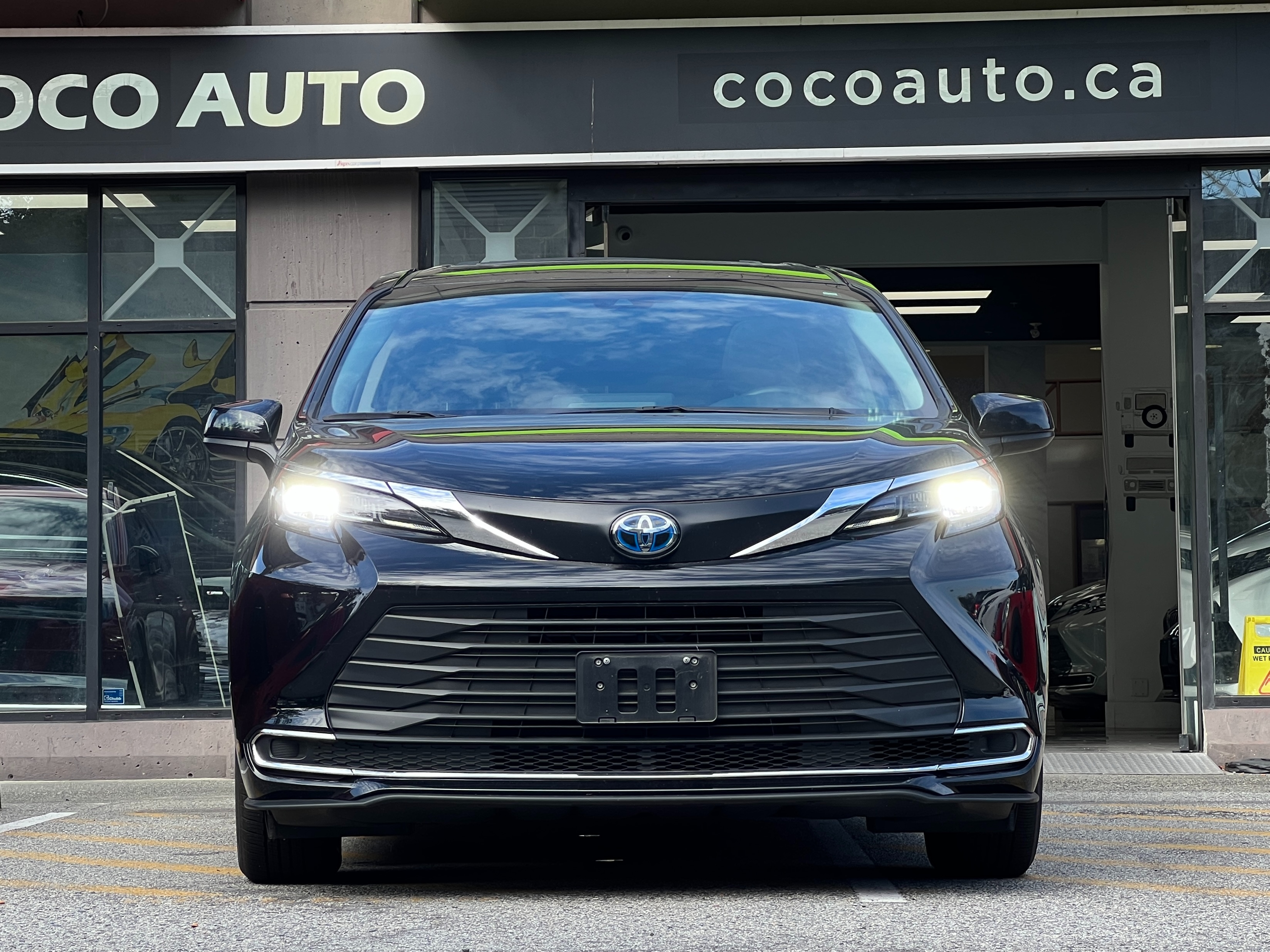 2022 Toyota sienna xle hybrid | no accident | one owner | bc local - Image 3