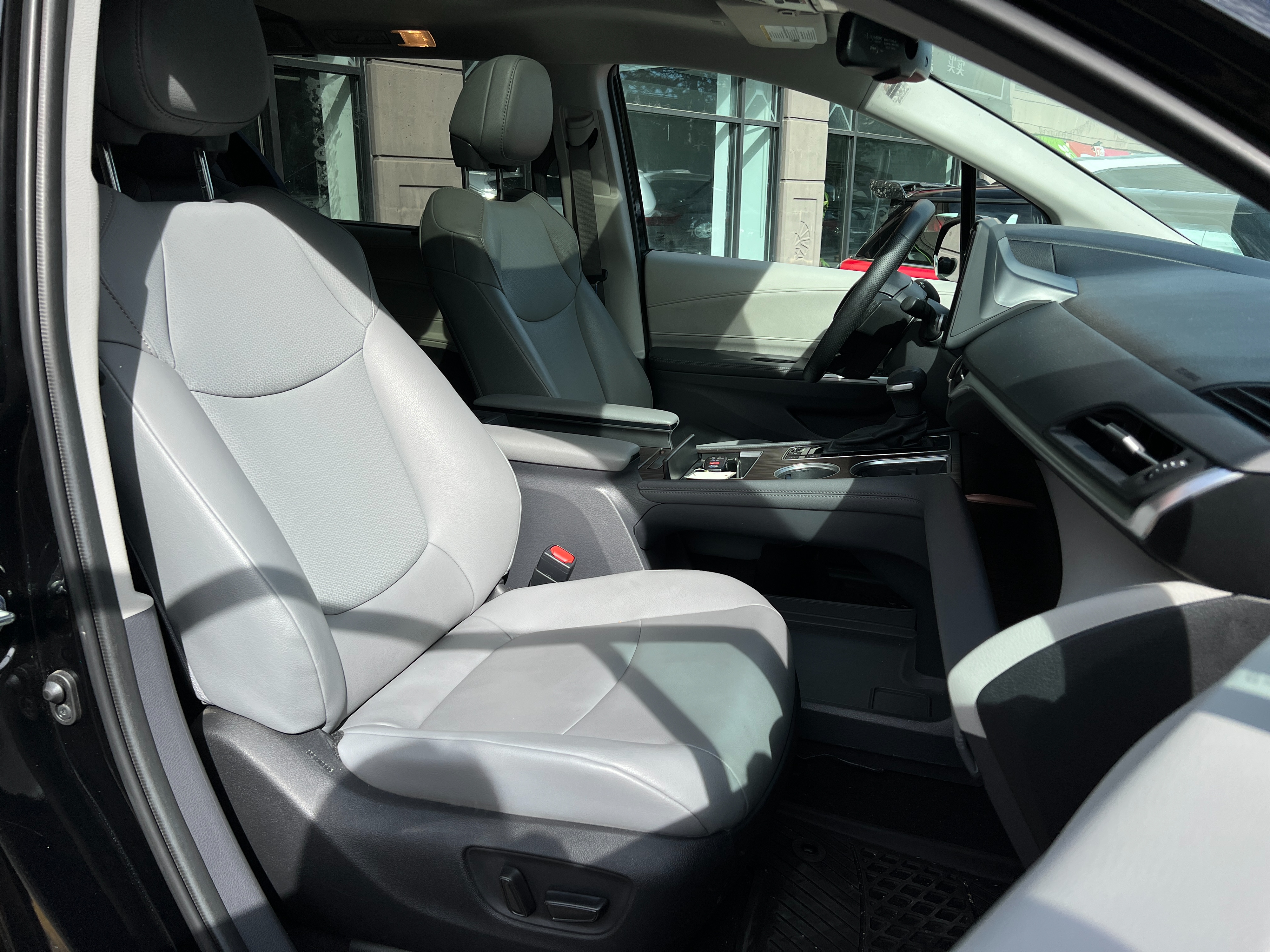 2022 Toyota sienna xle hybrid | no accident | one owner | bc local - Image 11