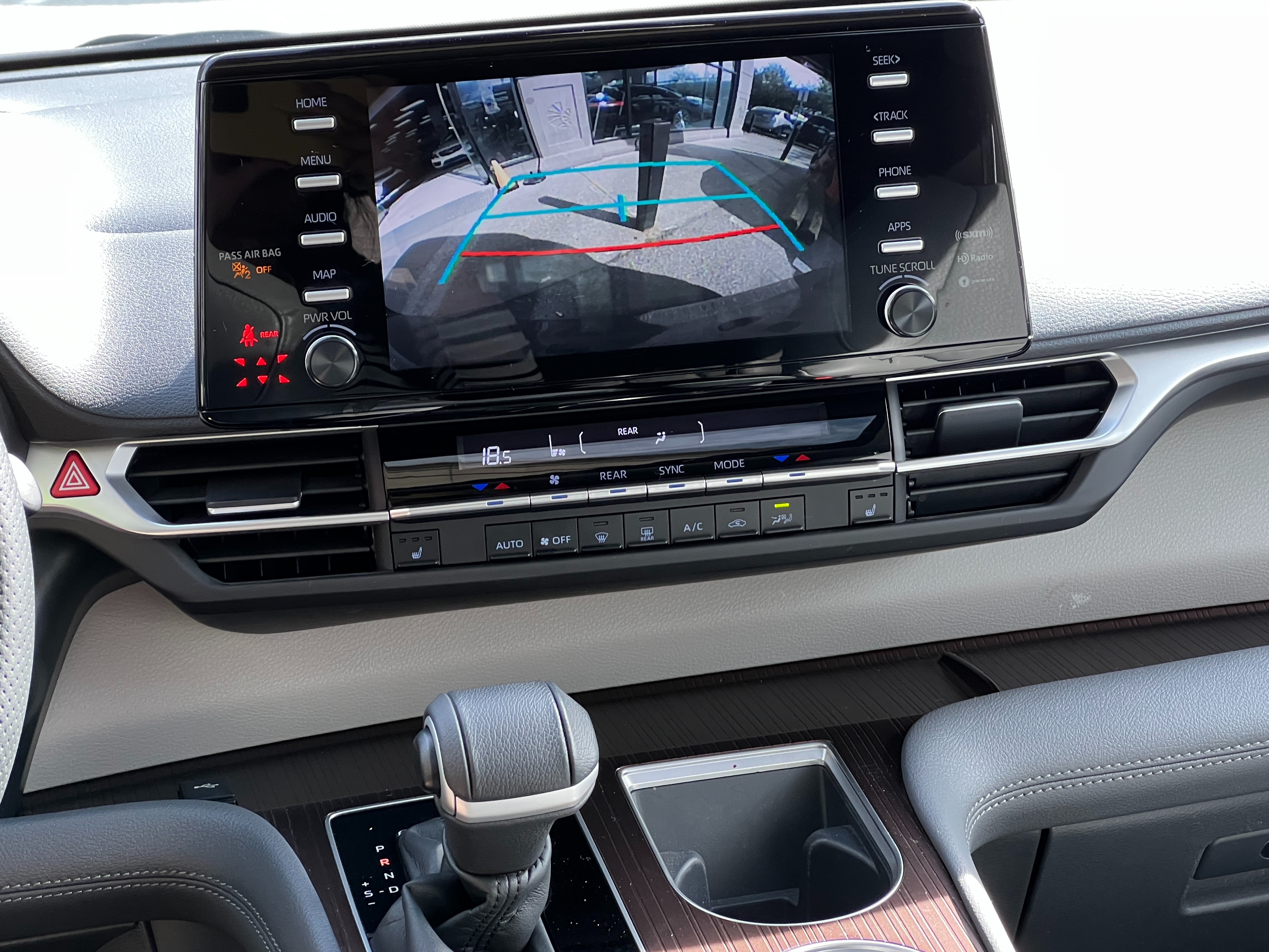 2022 Toyota sienna xle hybrid | no accident | one owner | bc local - Image 14