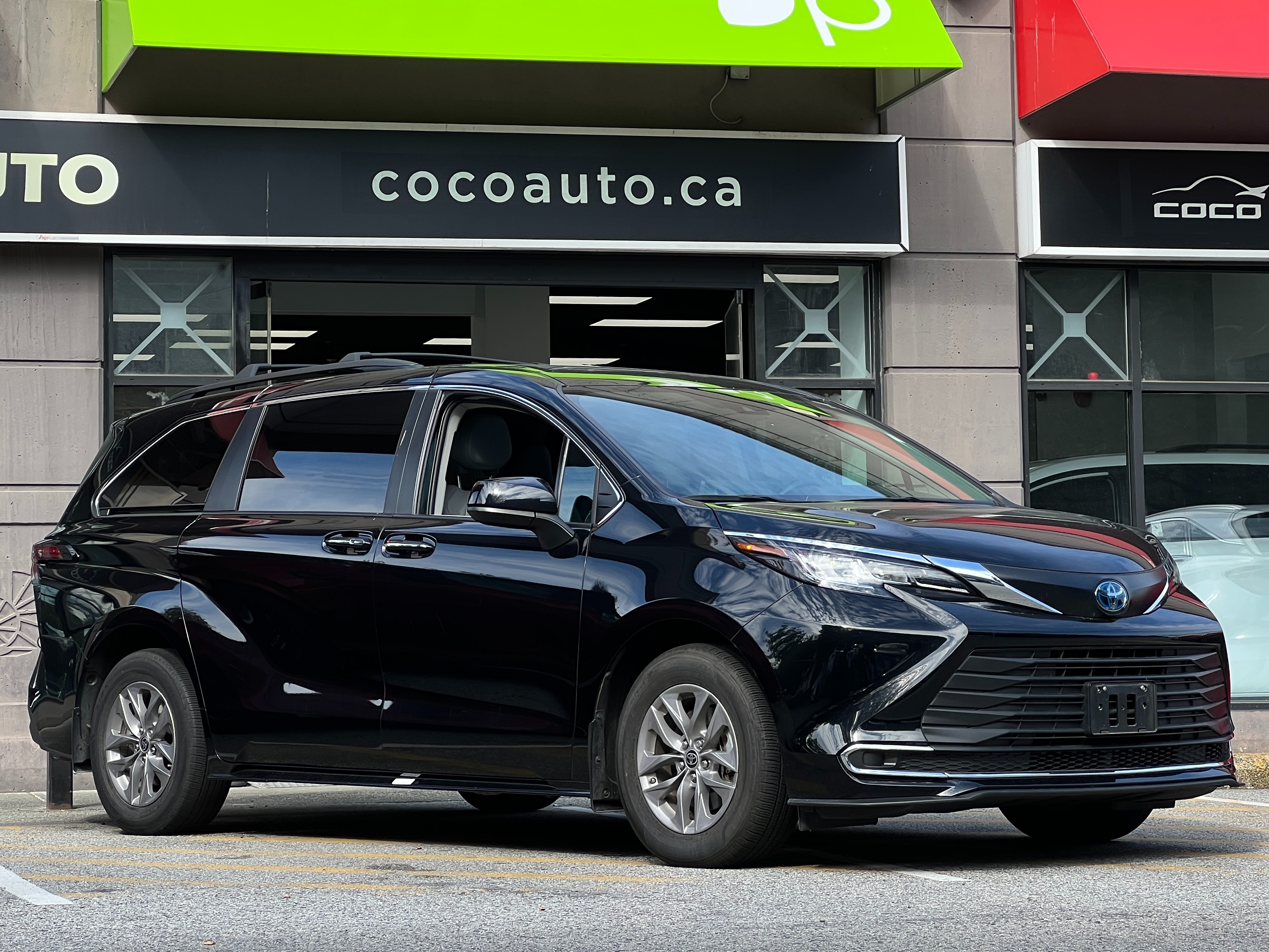 2022 Toyota sienna xle hybrid | no accident | one owner | bc local - Image 2