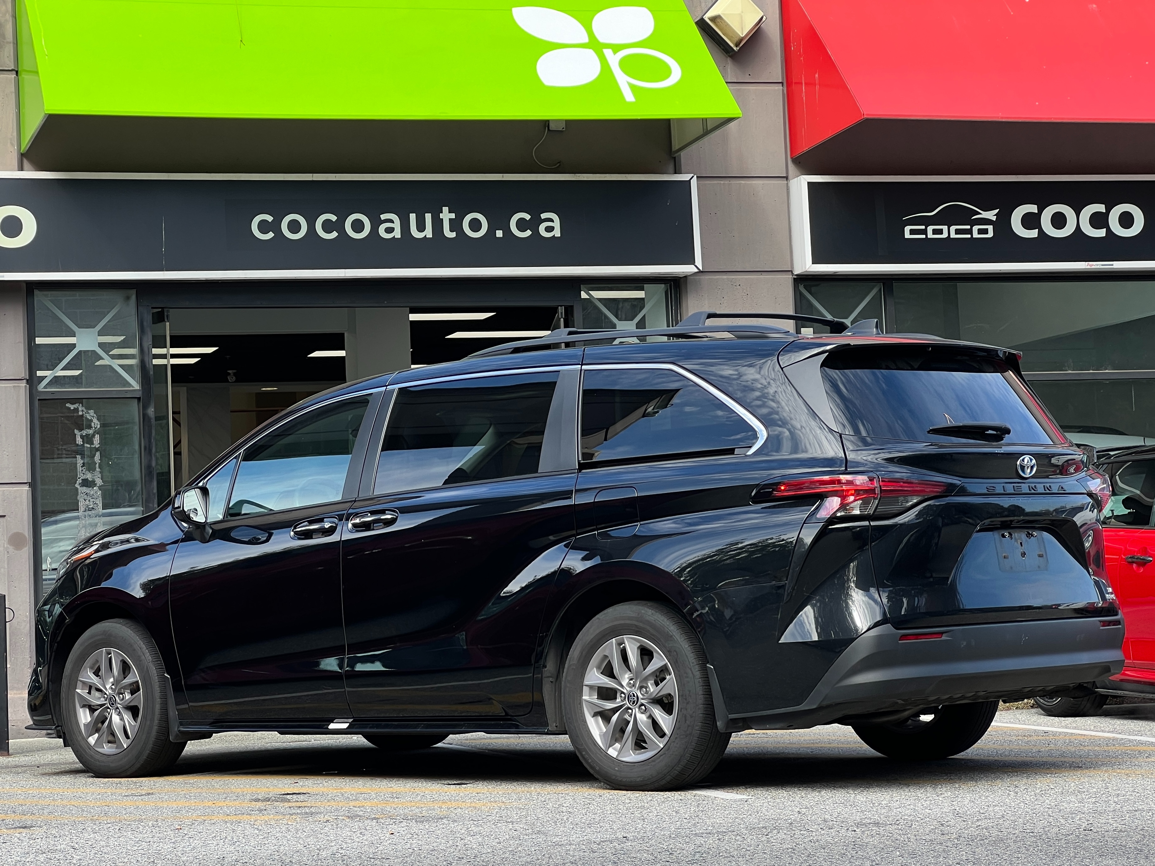 2022 Toyota sienna xle hybrid | no accident | one owner | bc local - Image 7