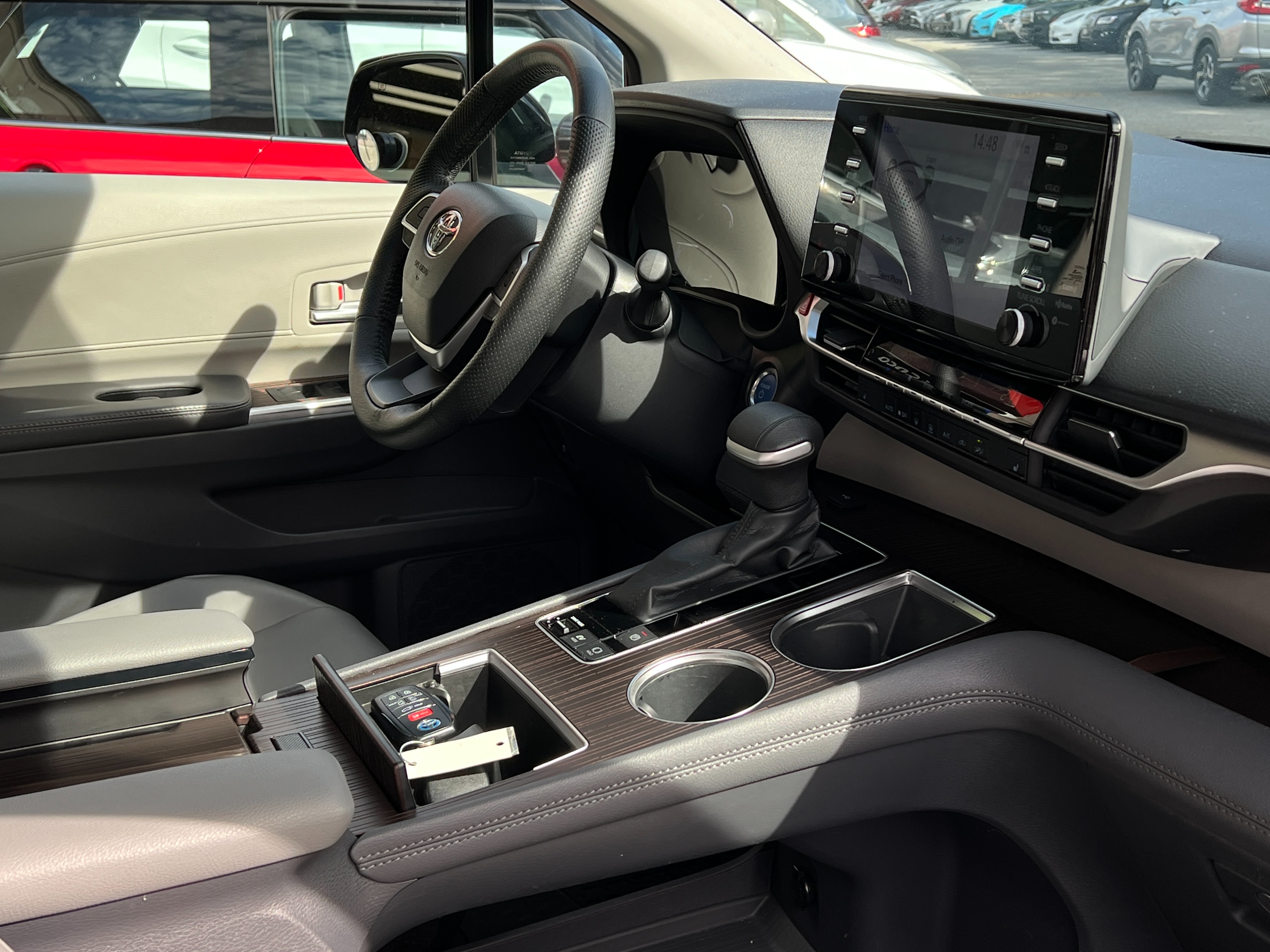 2022 Toyota sienna xle hybrid | no accident | one owner | bc local - Image 12