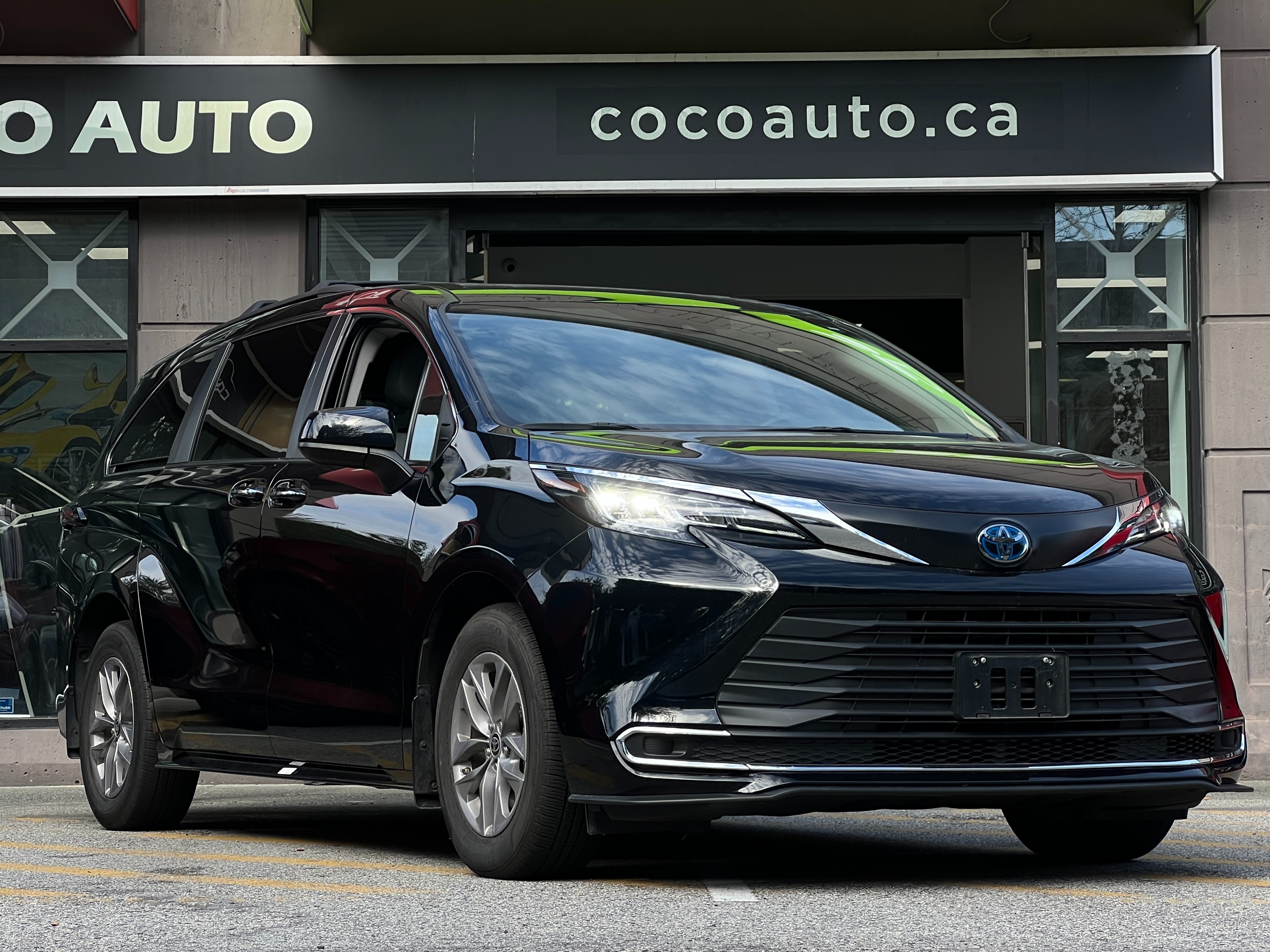 2022 Toyota sienna xle hybrid | no accident | one owner | bc local - Image 1