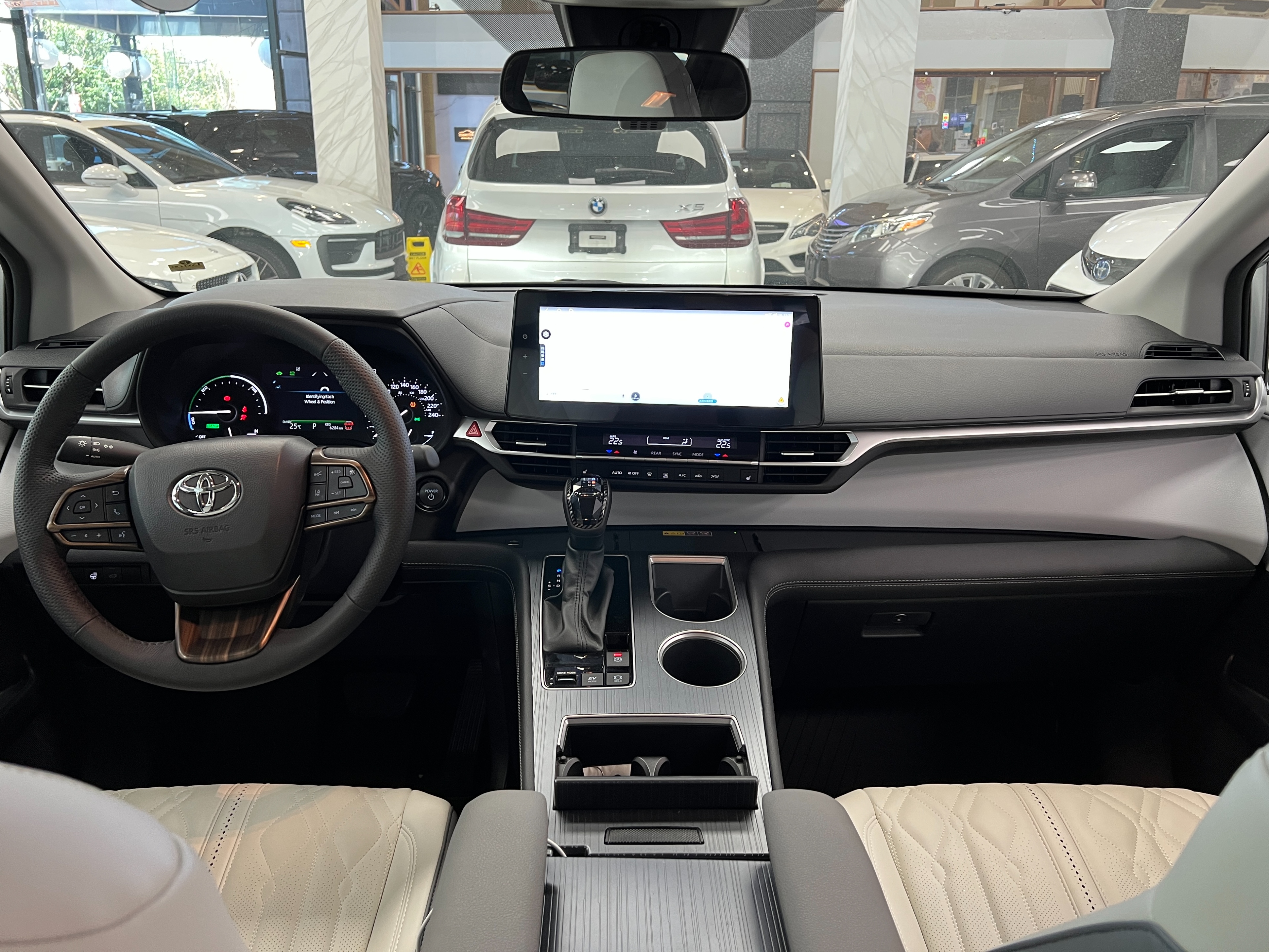 2025 Toyota Sienna - Image 13