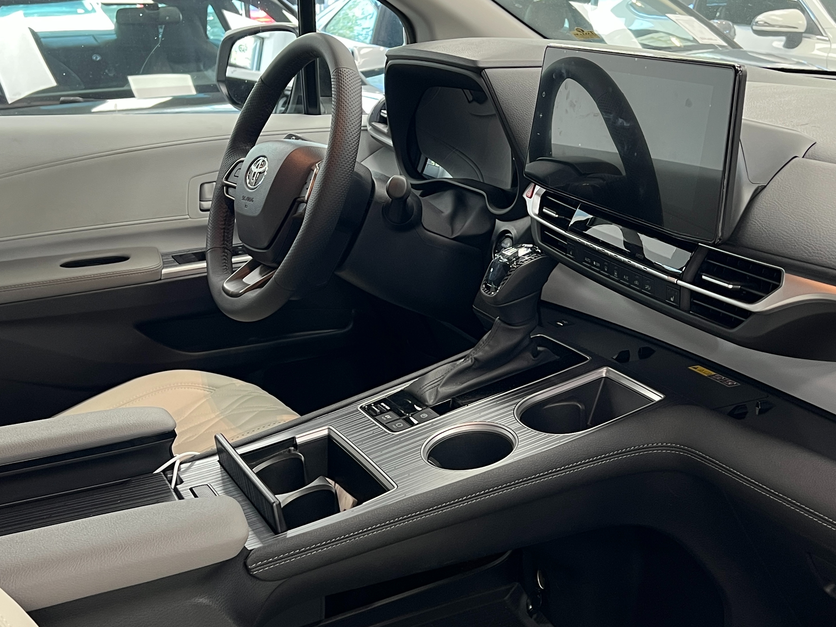 2025 Toyota Sienna - Image 8