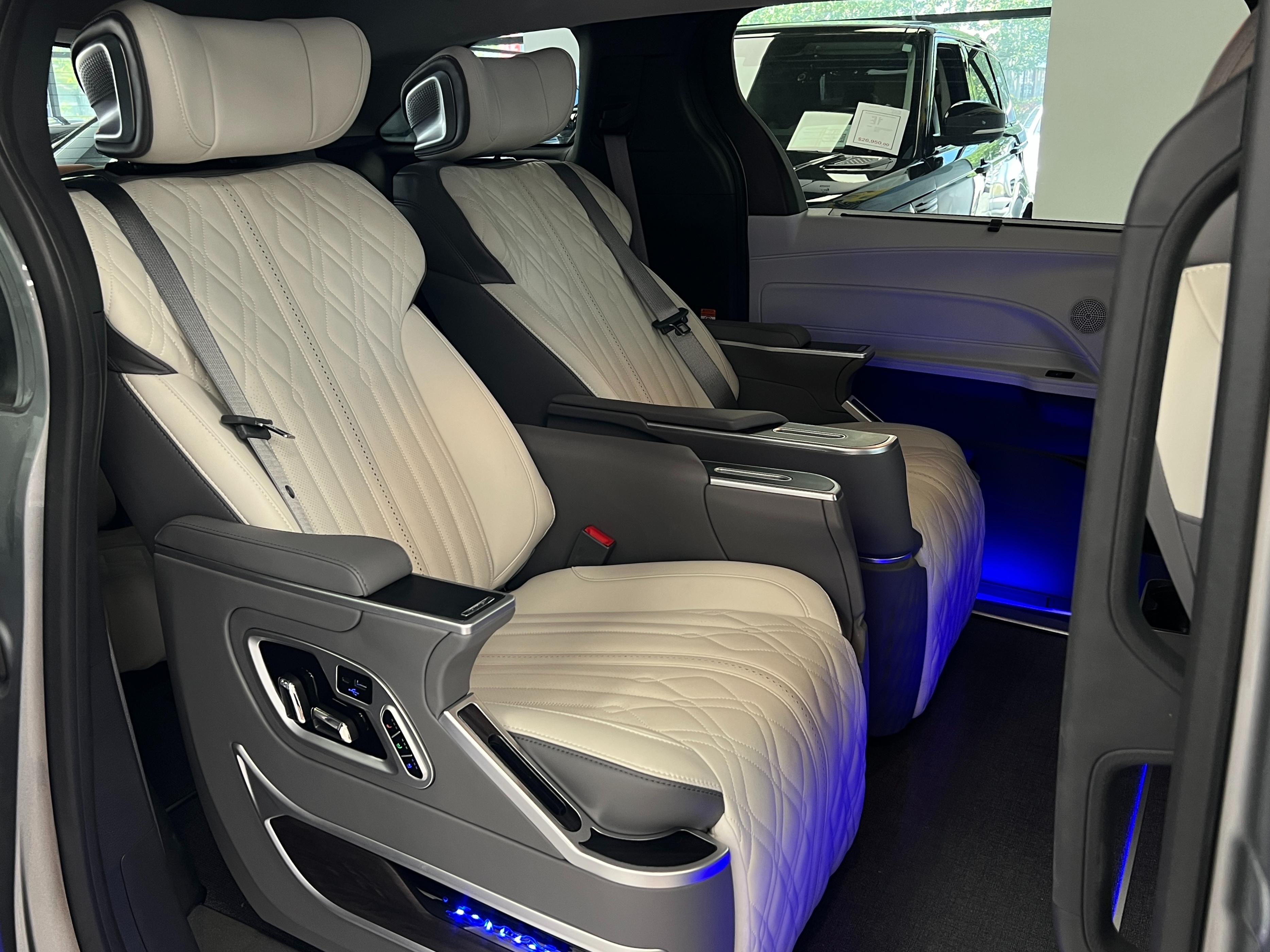 2025 Toyota Sienna - Image 17