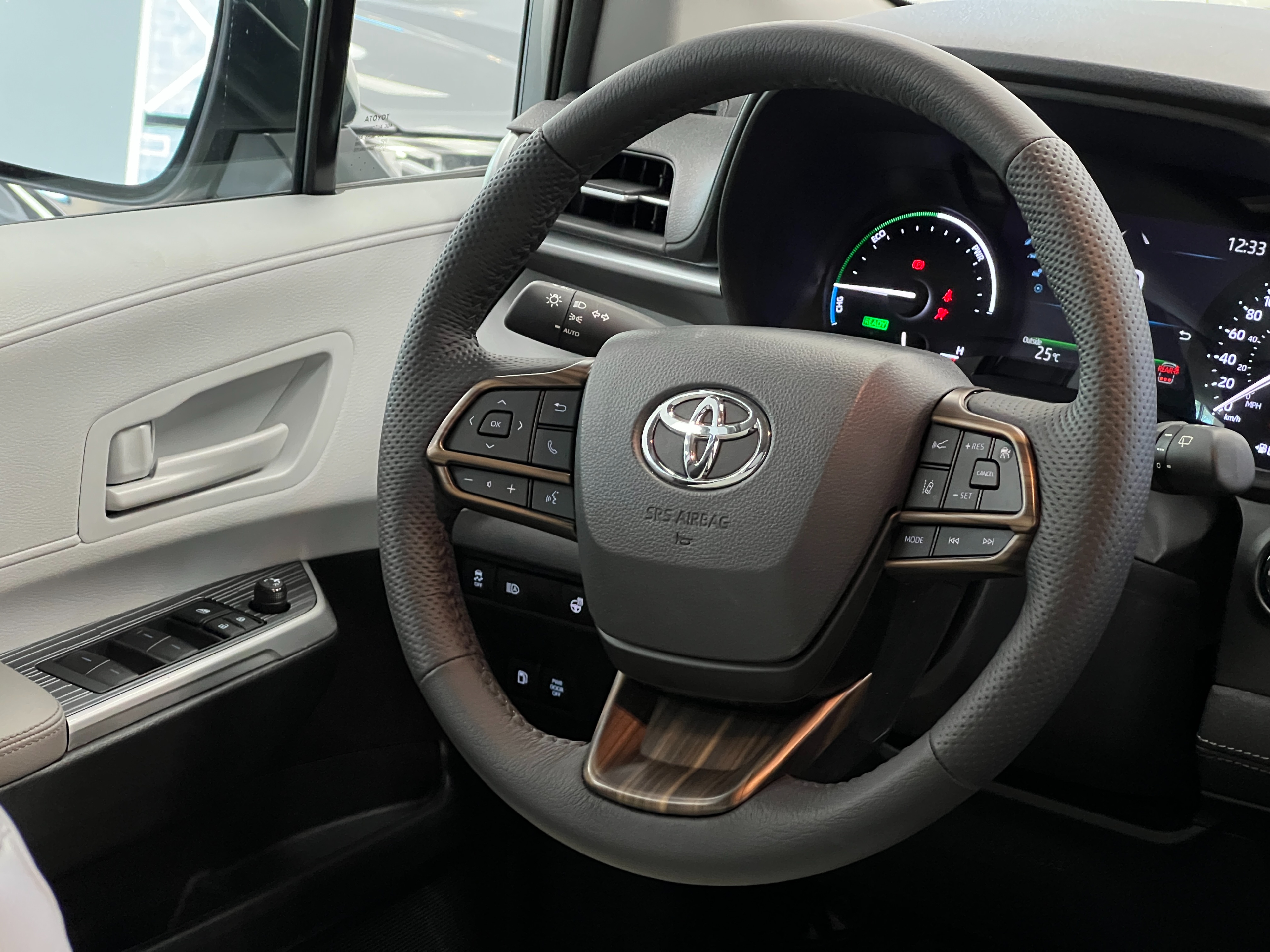 2025 Toyota Sienna - Image 14