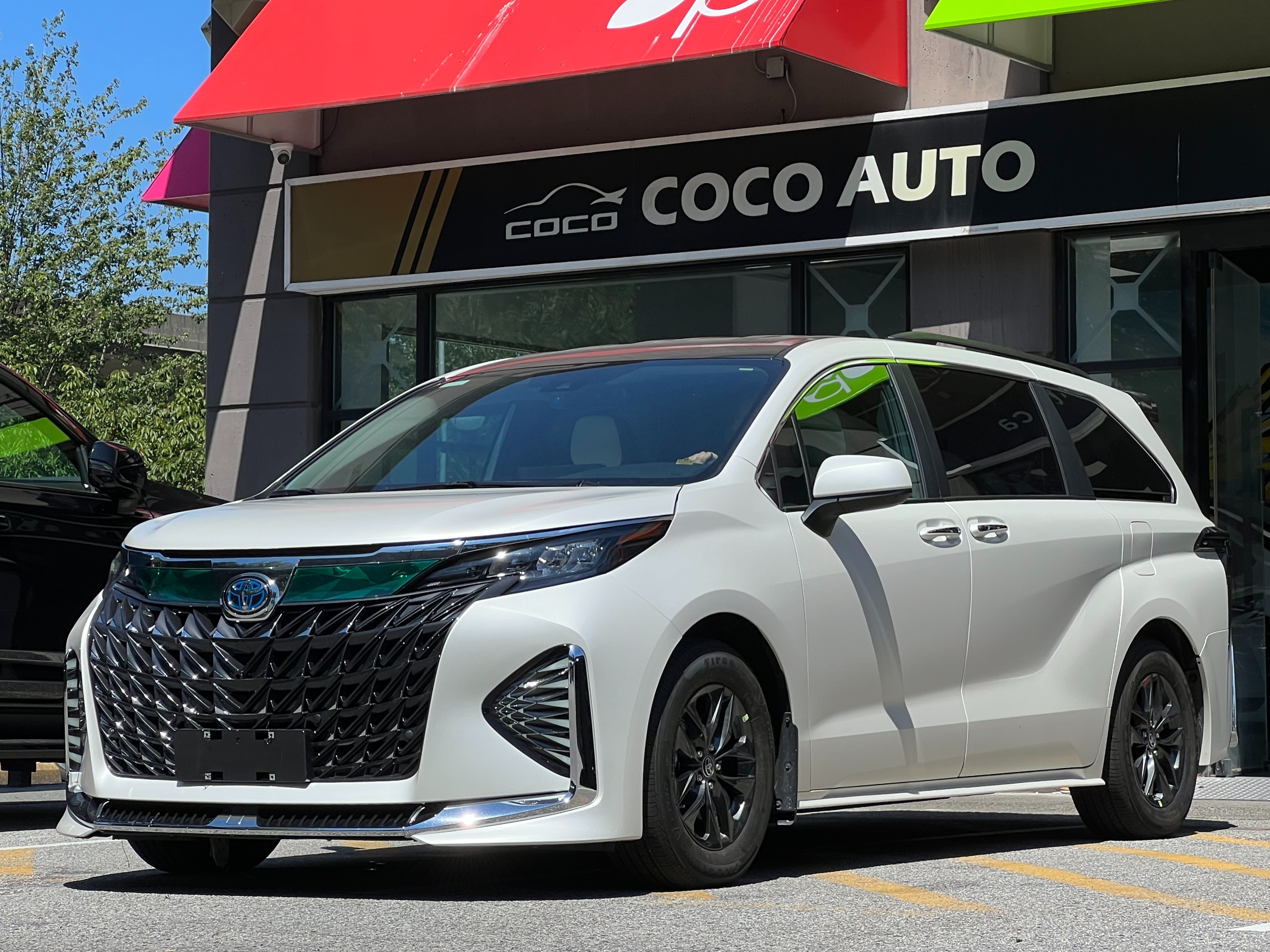 2025 Toyota Sienna - Image 3