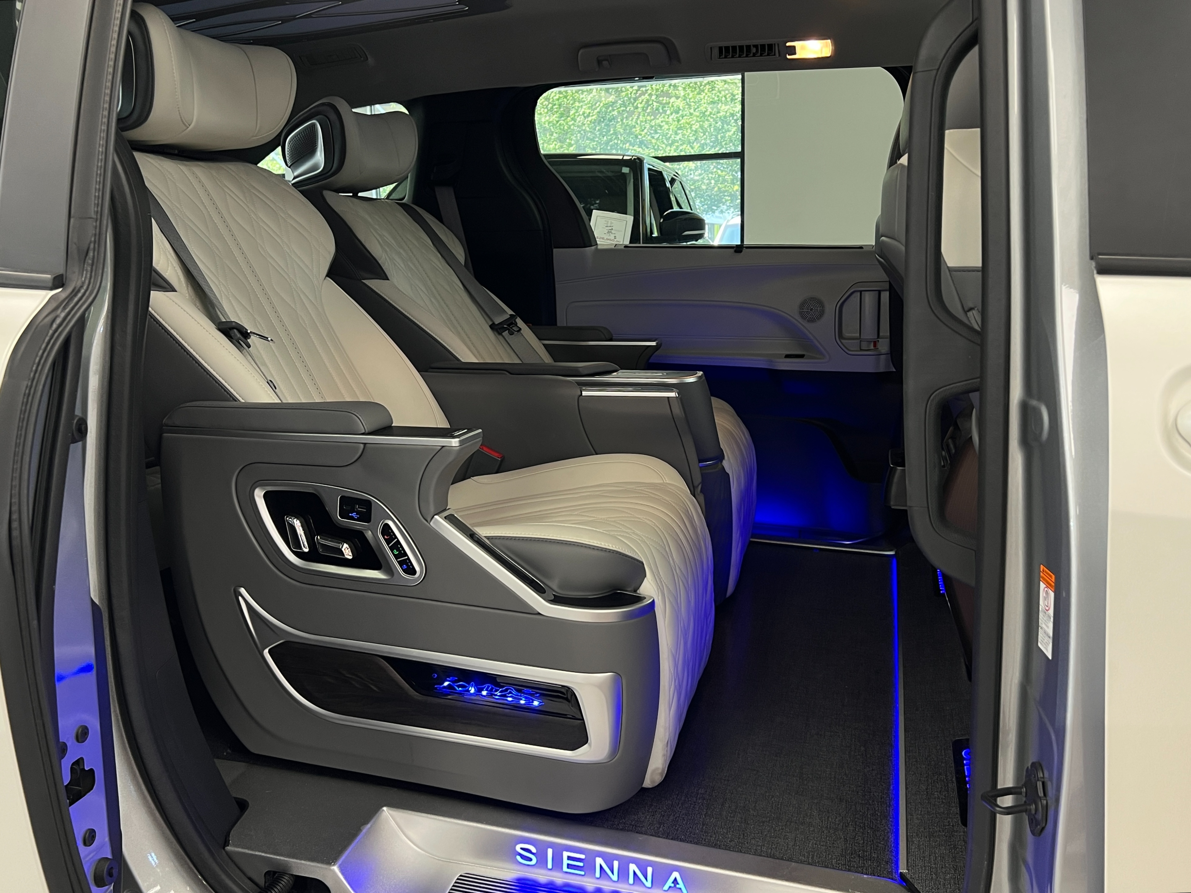 2025 Toyota Sienna - Image 16