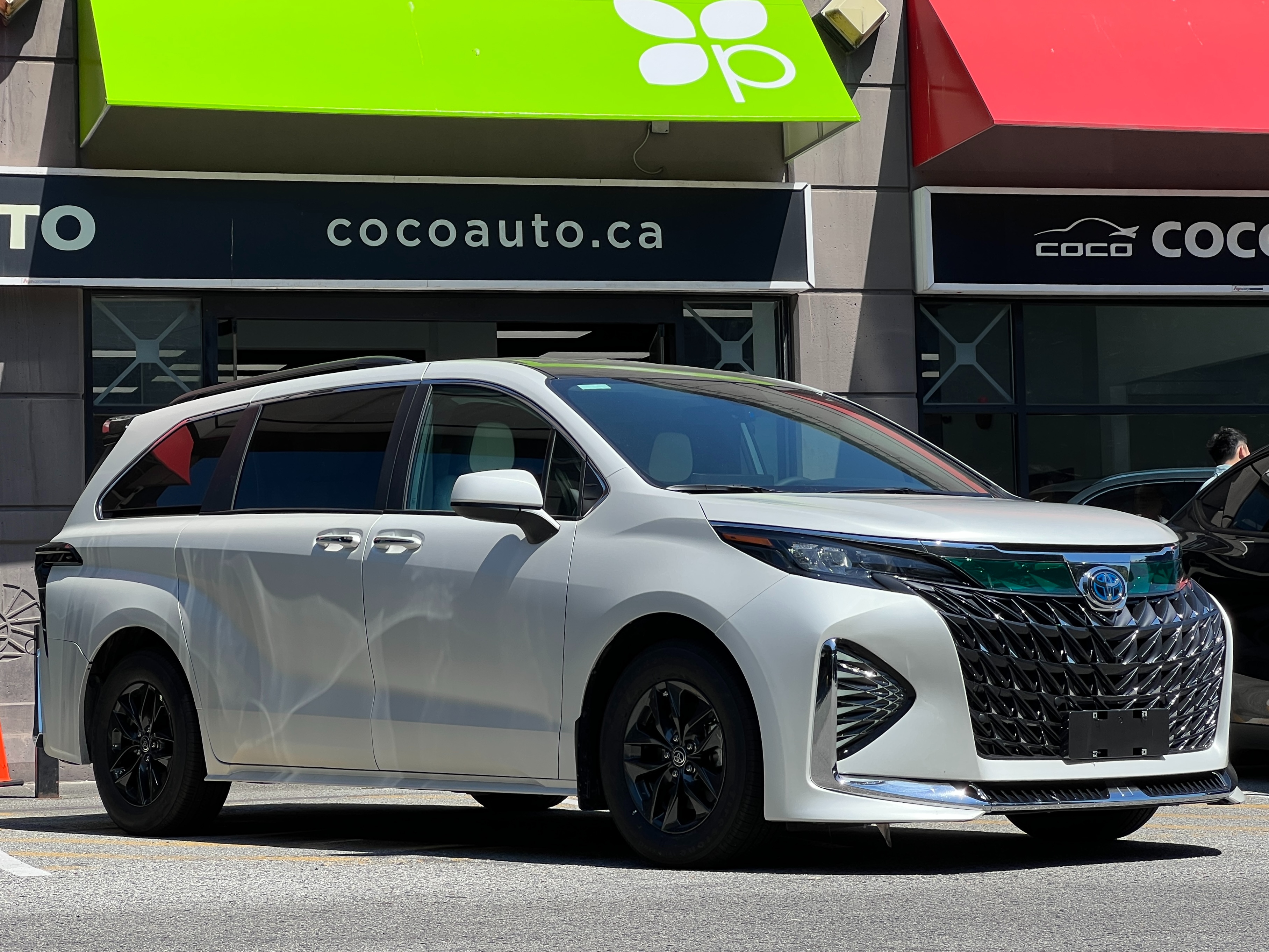 2025 Toyota Sienna - Image 2