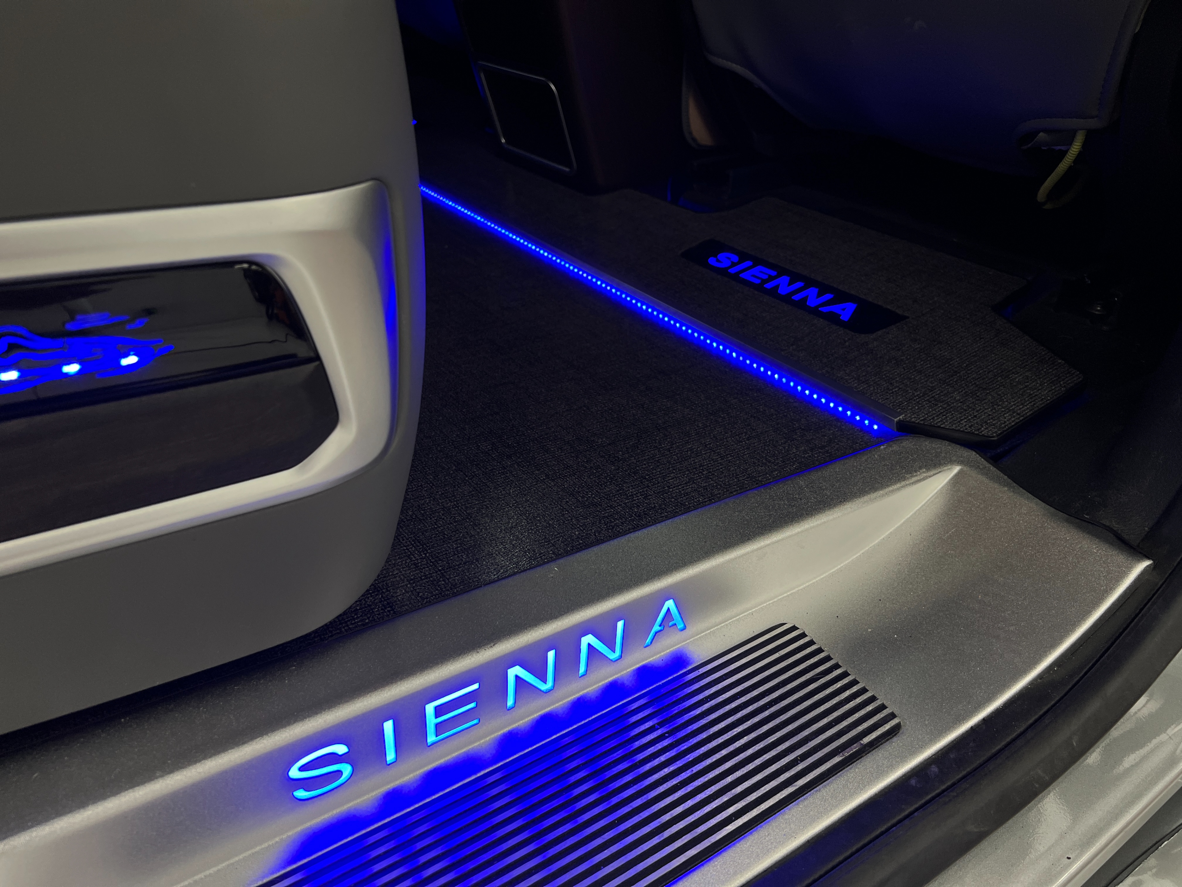 2025 Toyota Sienna - Image 18