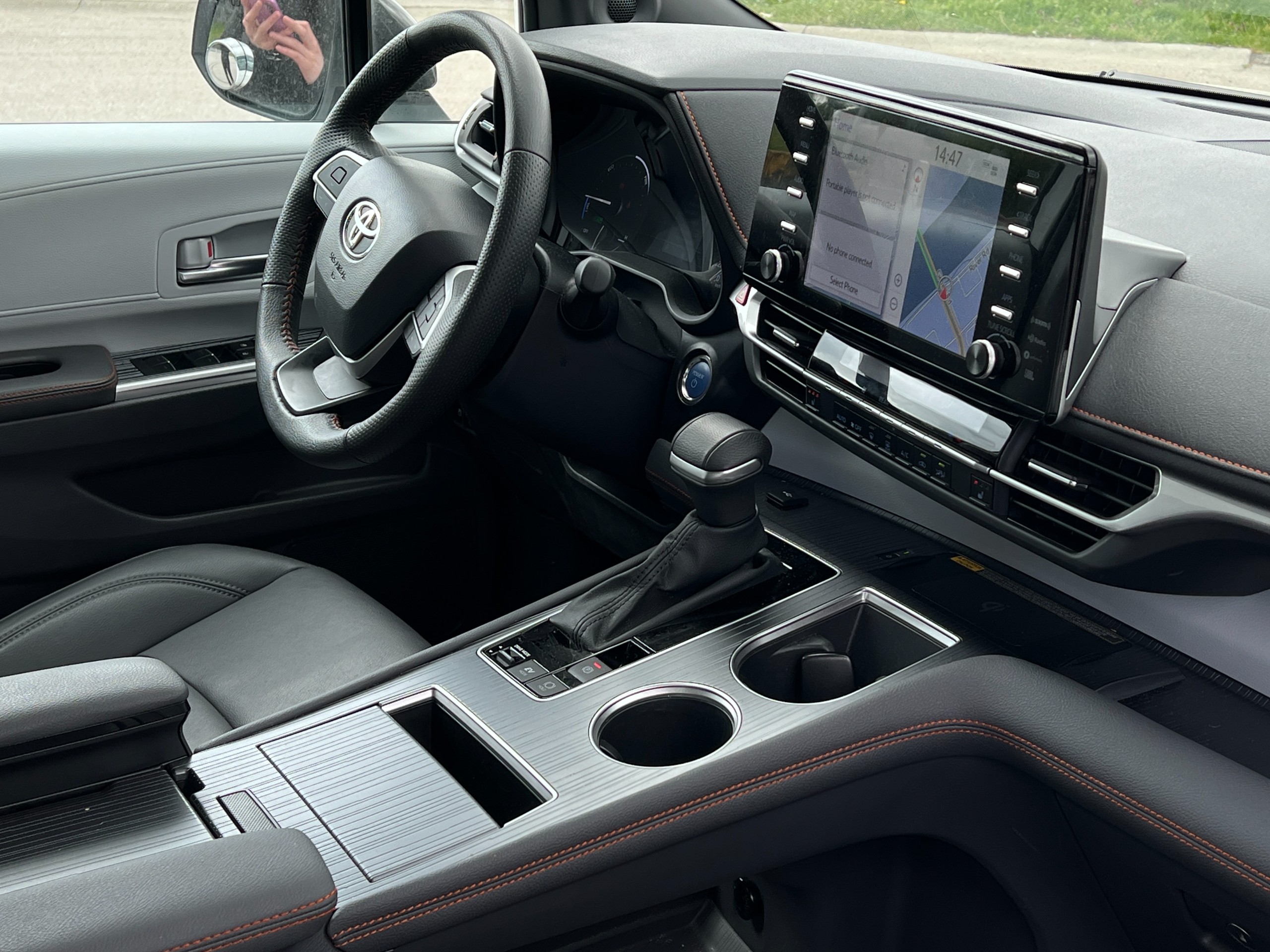 2024 Toyota Sienna XSE hybrid AWD | No accident - Image 10