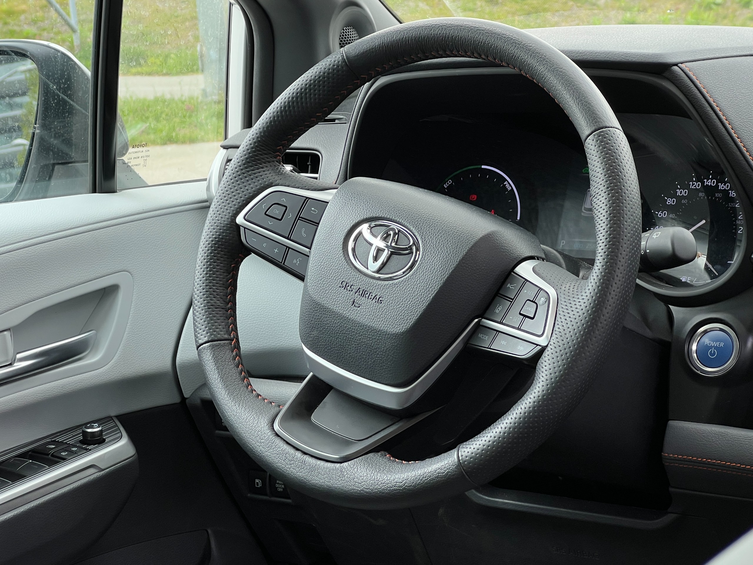 2024 Toyota Sienna XSE hybrid AWD | No accident - Image 7