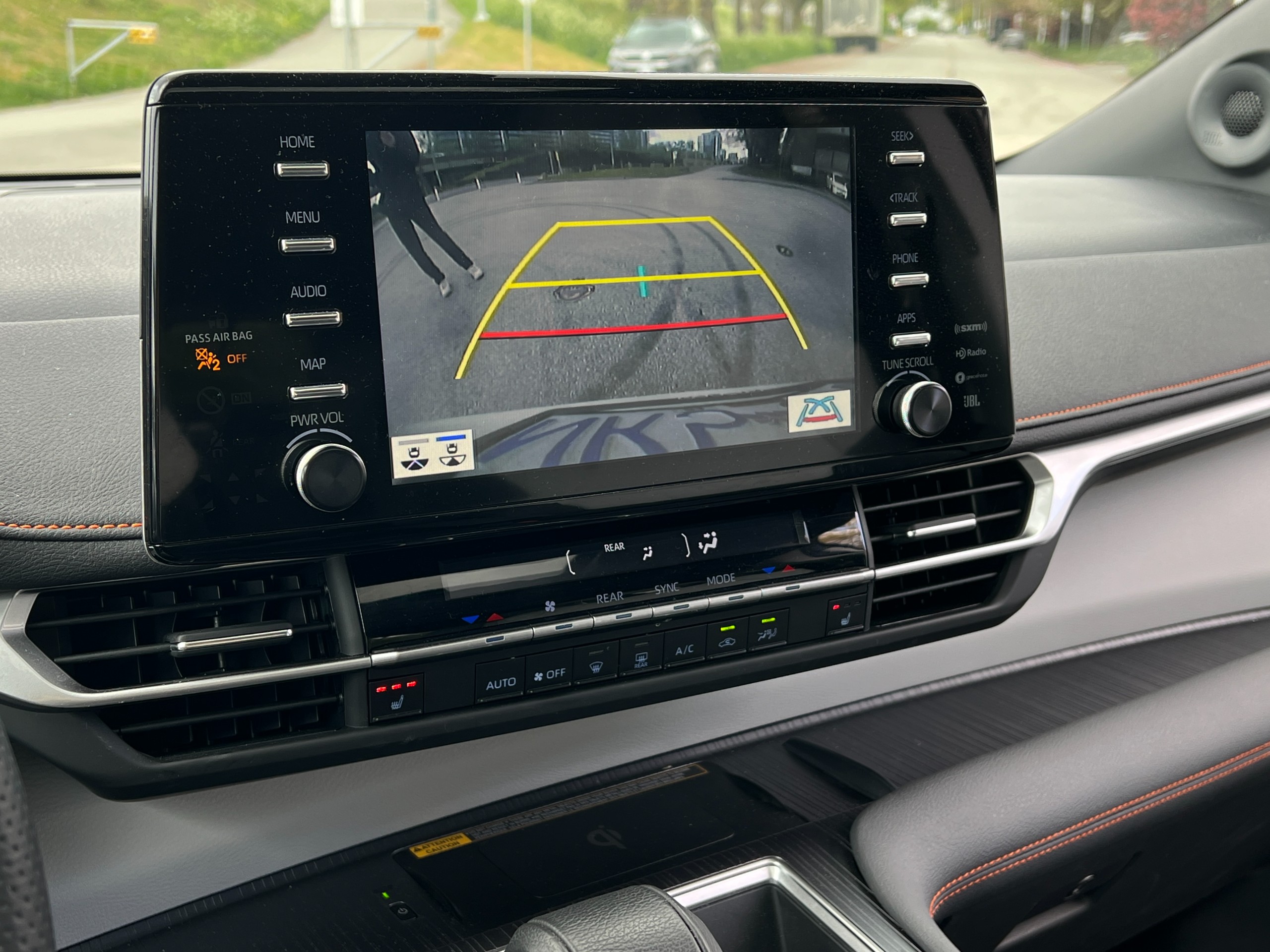 2024 Toyota Sienna XSE hybrid AWD | No accident - Image 11
