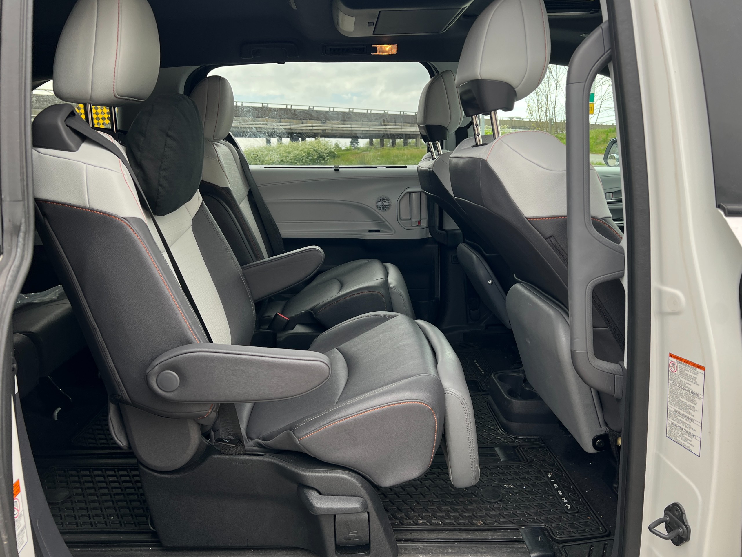 2024 Toyota Sienna XSE hybrid AWD | No accident - Image 14