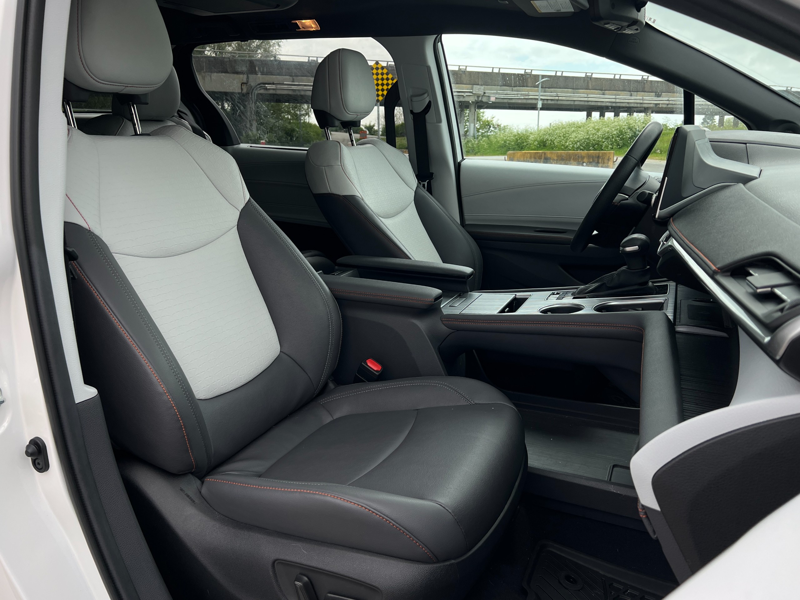 2024 Toyota Sienna XSE hybrid AWD | No accident - Image 13