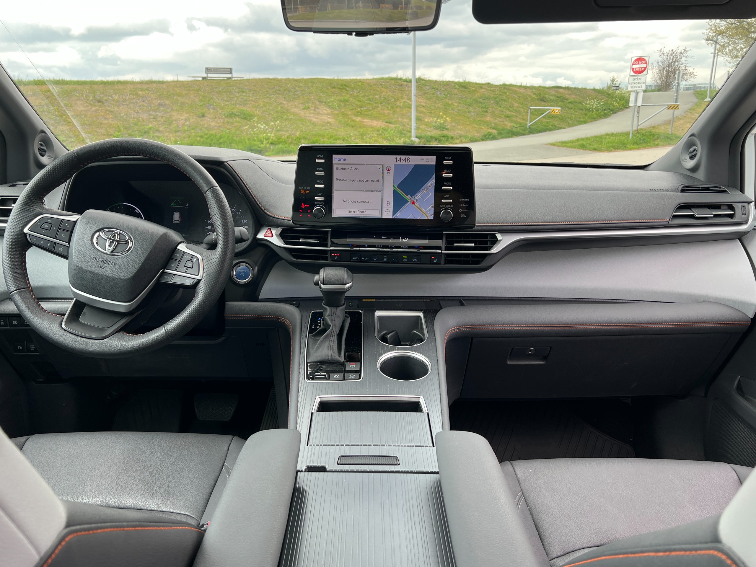 2024 Toyota Sienna XSE hybrid AWD | No accident - Image 9