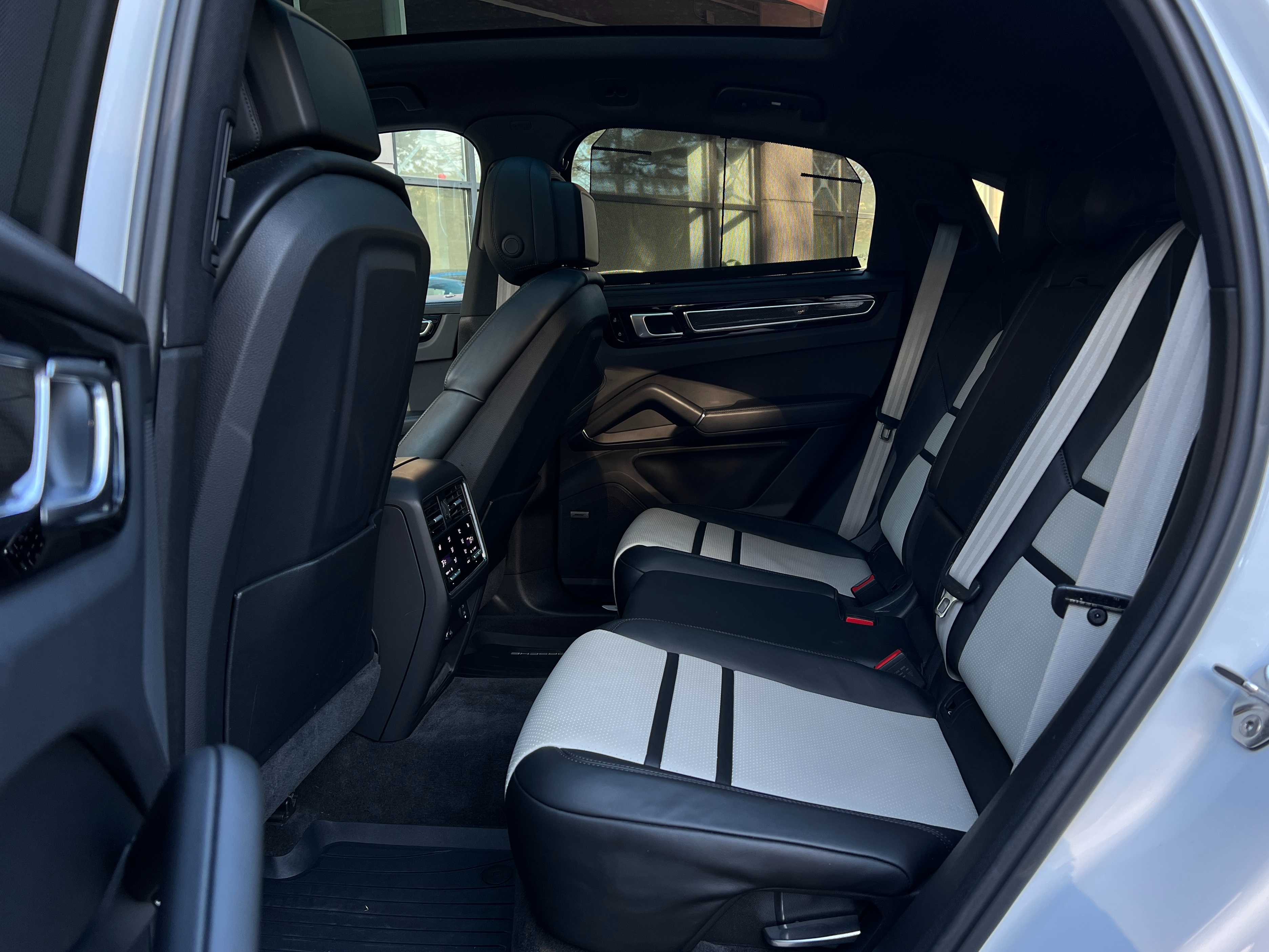 2020 Porsche Cayenne s coupe | fully loaded  - Image 21